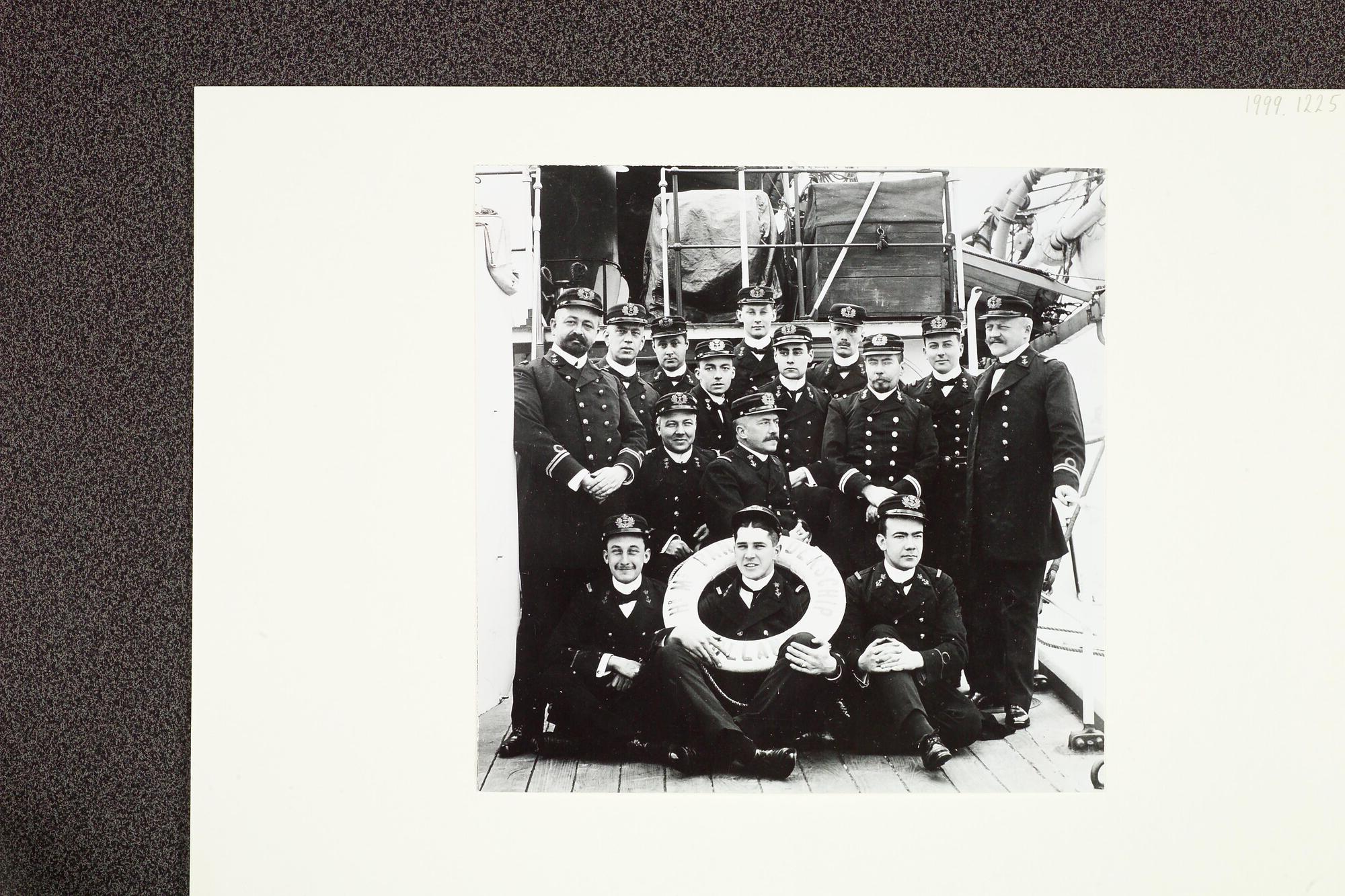 1999.1225; Portretfoto van de état-major van Hr.Ms. 'Holland' te Shanghai, november 1912; foto