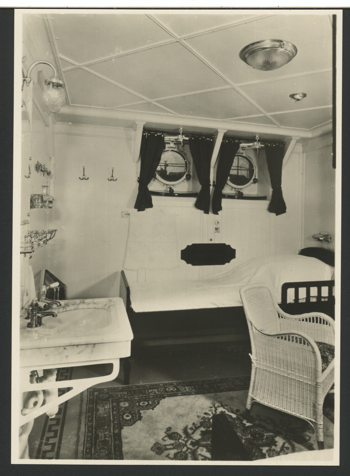 A.5779(74); Dertien foto's van het luxueuze interieur van het passagiersschip ss. "Statendam"; prentbriefkaart-serie