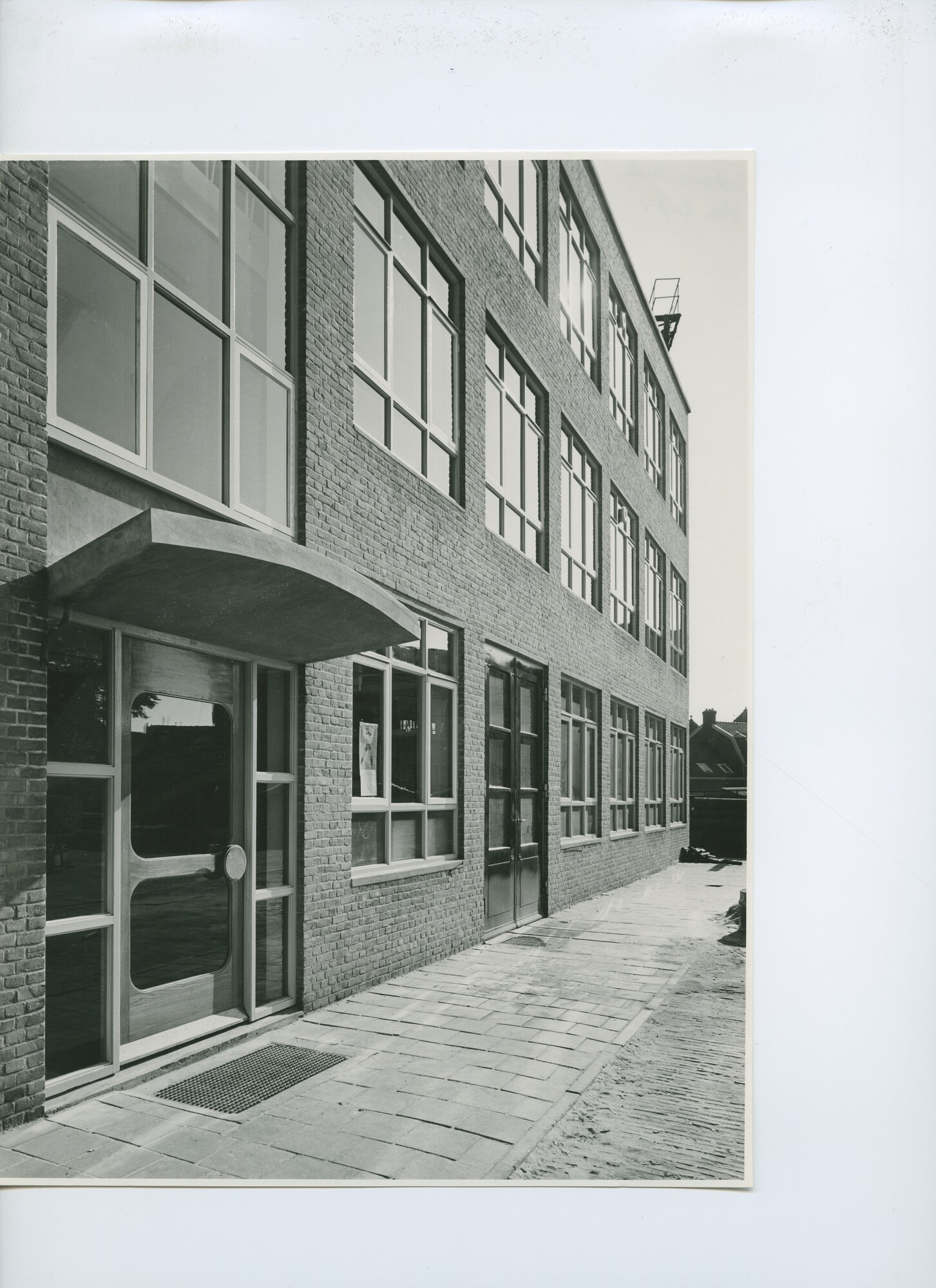 S.5621(01)1004; Foto van voorkant gebouw.; foto