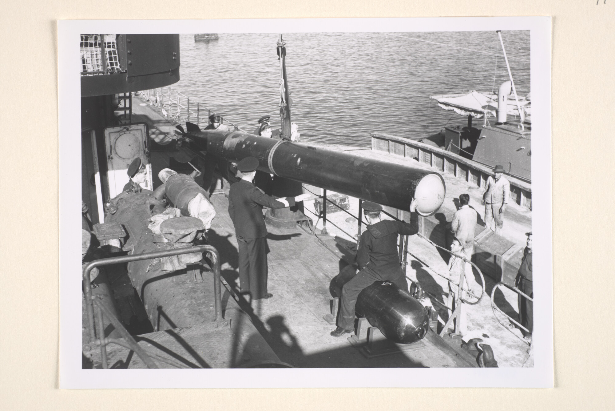 1996.3863; Het aan boord brengen van een torpedo bij torpedobootjager Hr.Ms. 'Isaac Sweers'; foto