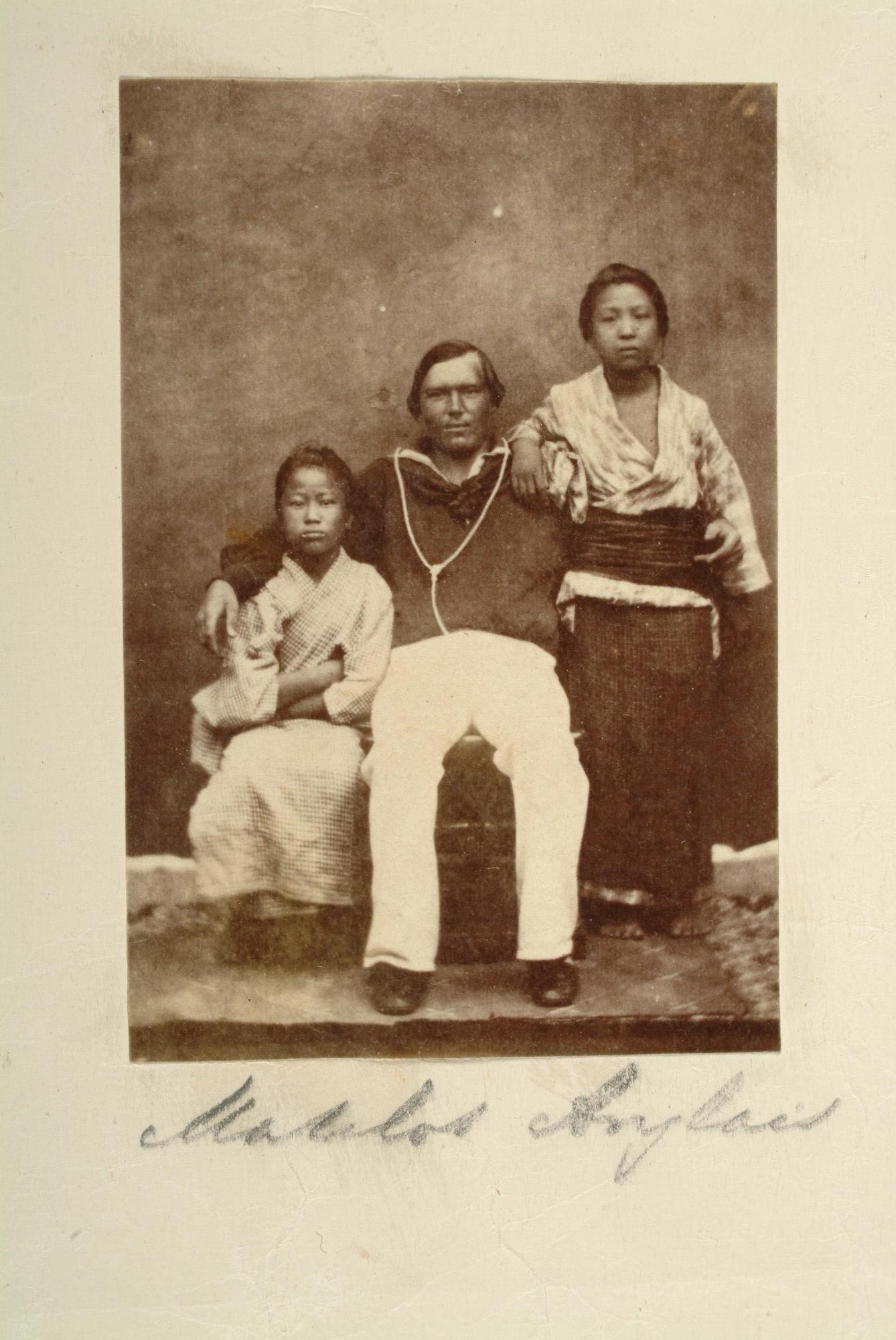 S.3628(02); Album nr. 1 uit een serie van drie van de Nederlandse consul in Japan Dirk de Graeff van Polsbroek; fotoalbum