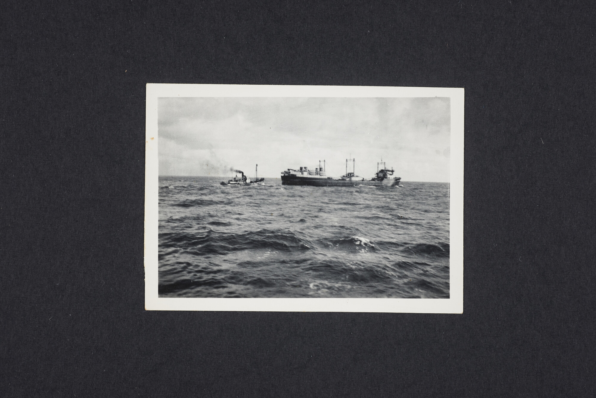 2016.2623; Zwart-wit foto van de Willem Barendsz (I) en walvisjager AM 2; foto