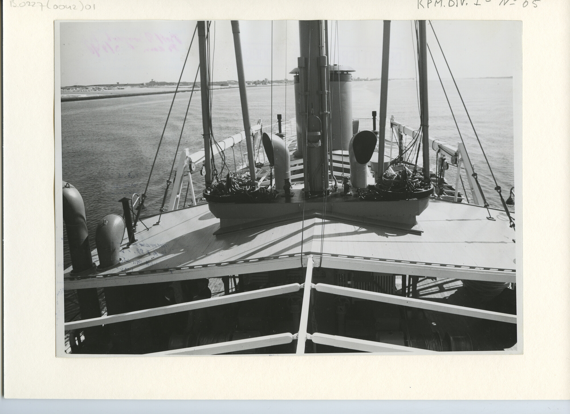 B.0227(0042)01; Foto van ms. Batoela tijdens de proefvaart en overdracht van het schip; foto