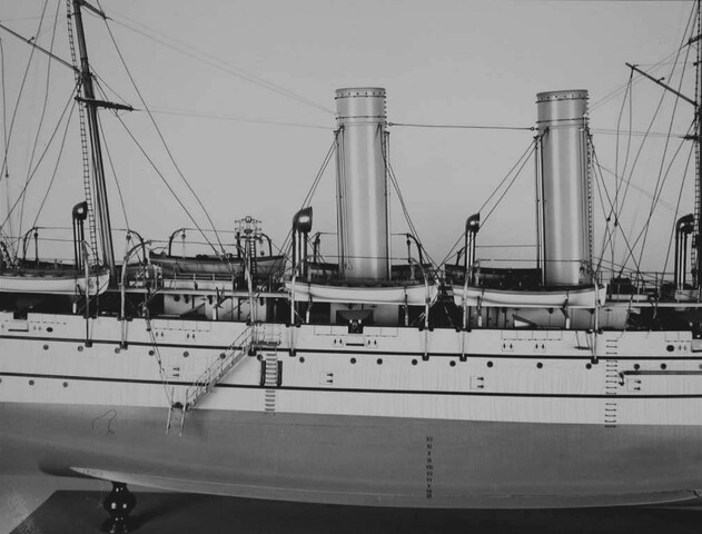 S.0736(02); Model van het pantserdekschip Hr.Ms. Friesland; scheepsmodel