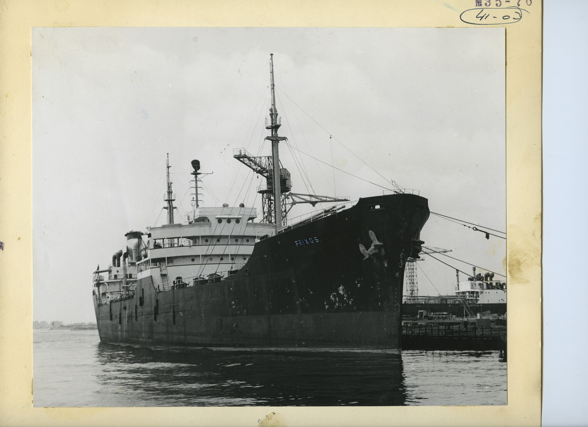 S.5444(3533)1; Foto van de aankomst van de T2-tanker Frixos op de werf; foto
