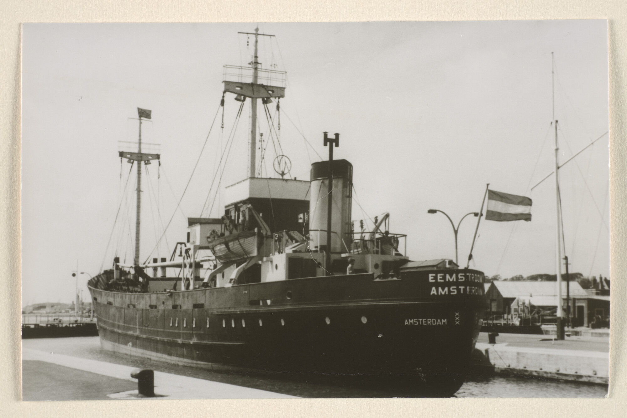 1995.6311; Reproductiefoto's van het vrachtschip ms. 'Eemstroom' van de Hollandsche Stoomboot Maatschappij bij de passage van een sluis [...]; fotoreportage