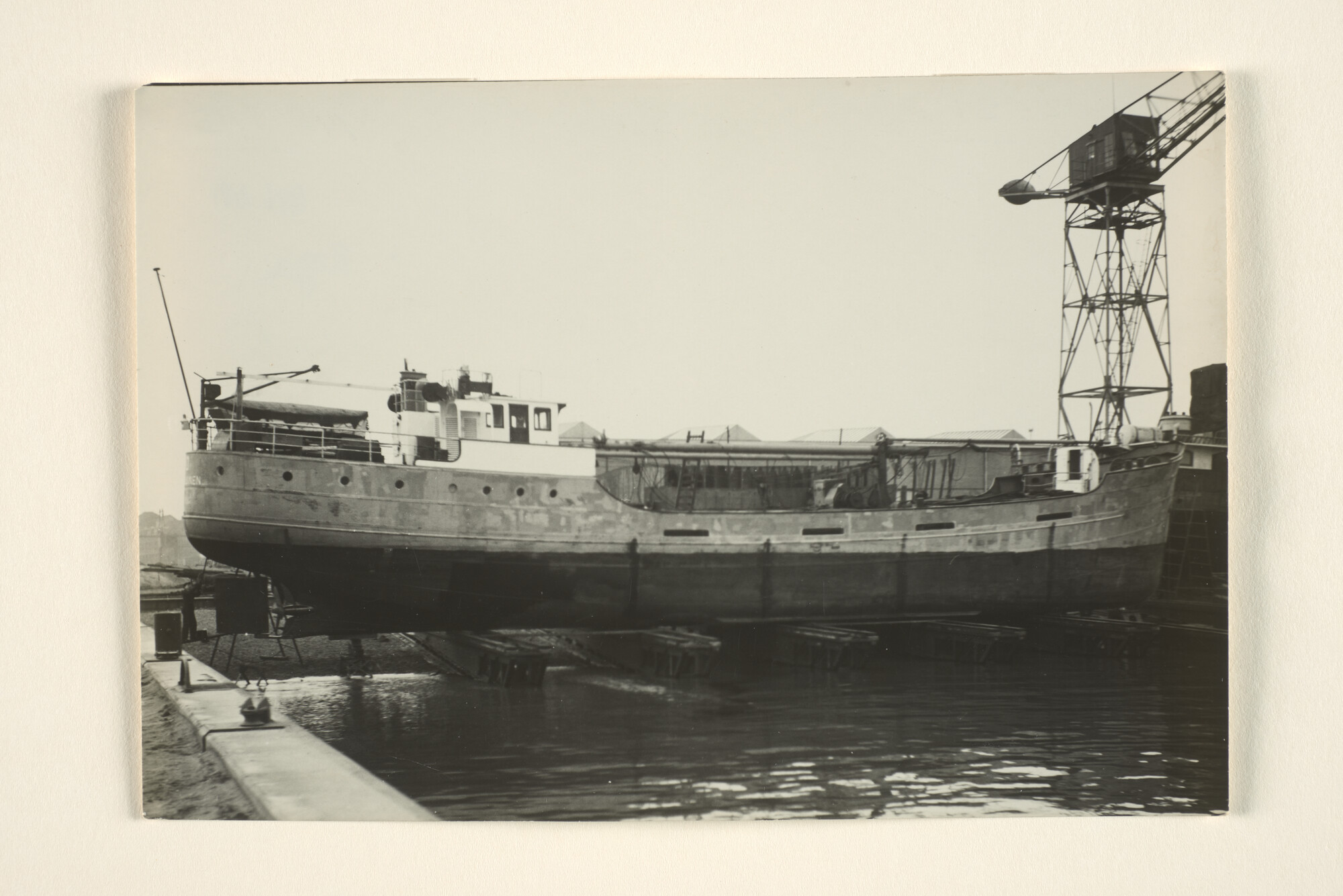 1996.2181; De coaster ms. 'Jo' van C. Pepping te Nieuw Duinen ligt (vermoedelijk) op de dwarshelling van het Havenbedrijf Vlaardingen-Oost [...]; foto