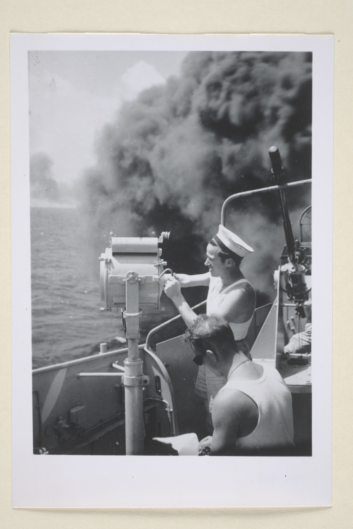 1996.3961; Britse seiners aan het werk aan boord van de torpedobootjager Hr.Ms. 'Isaac Sweers' (naamsein G 83); foto