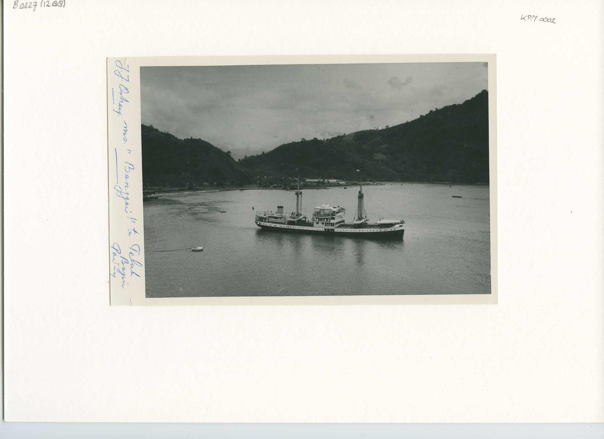 B.0227(1288); Foto van ms. Banggaai op de rede van Telok Bajur (Padang); foto