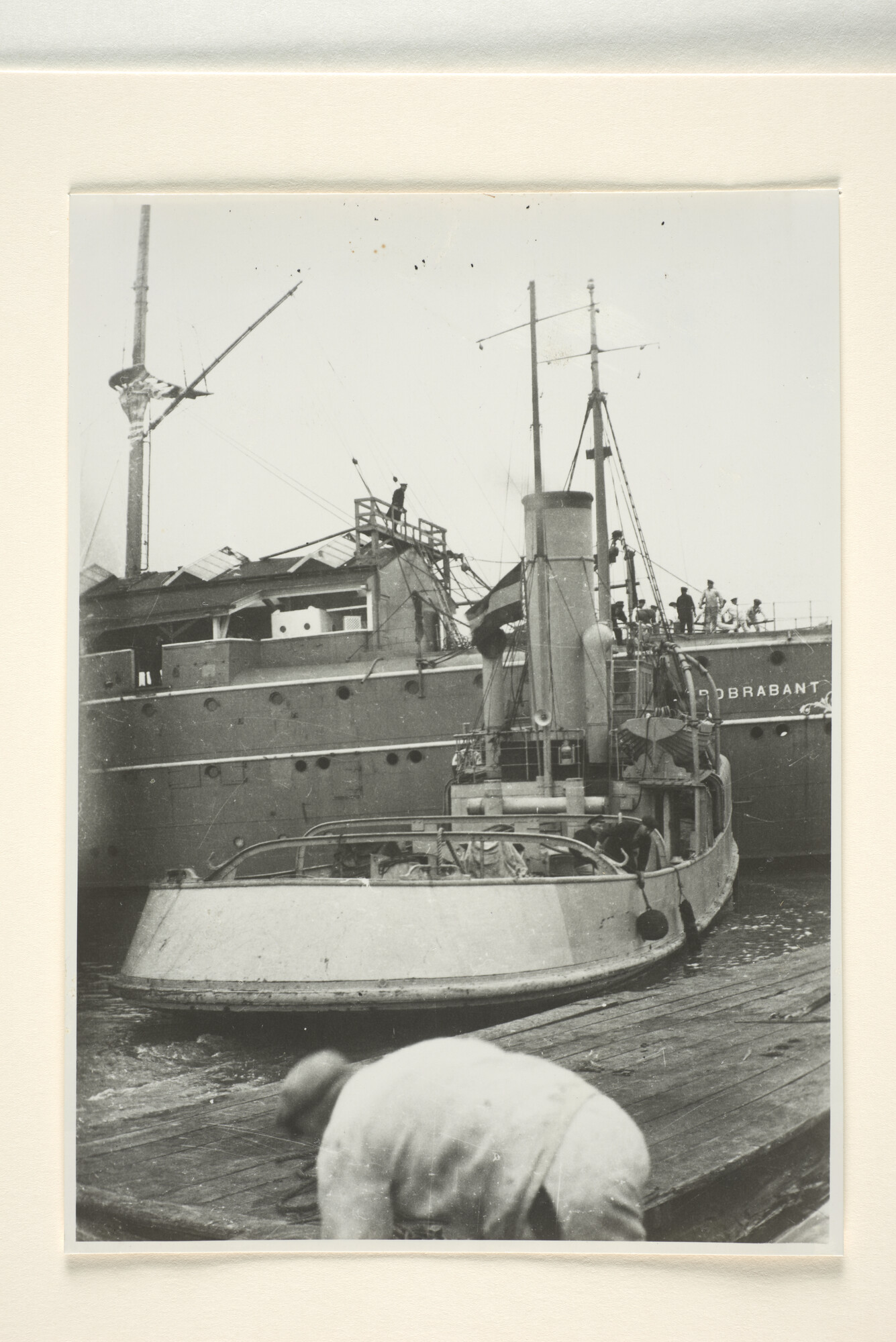 1994.7313; De mijnenveger Hr.Ms. 'Mijnenveger 1' (M 1) assisteert het wachtschip Hr.Ms. 'Noordbrabant' bij het dokken van het schip in Hellevoetsluis [...]; foto