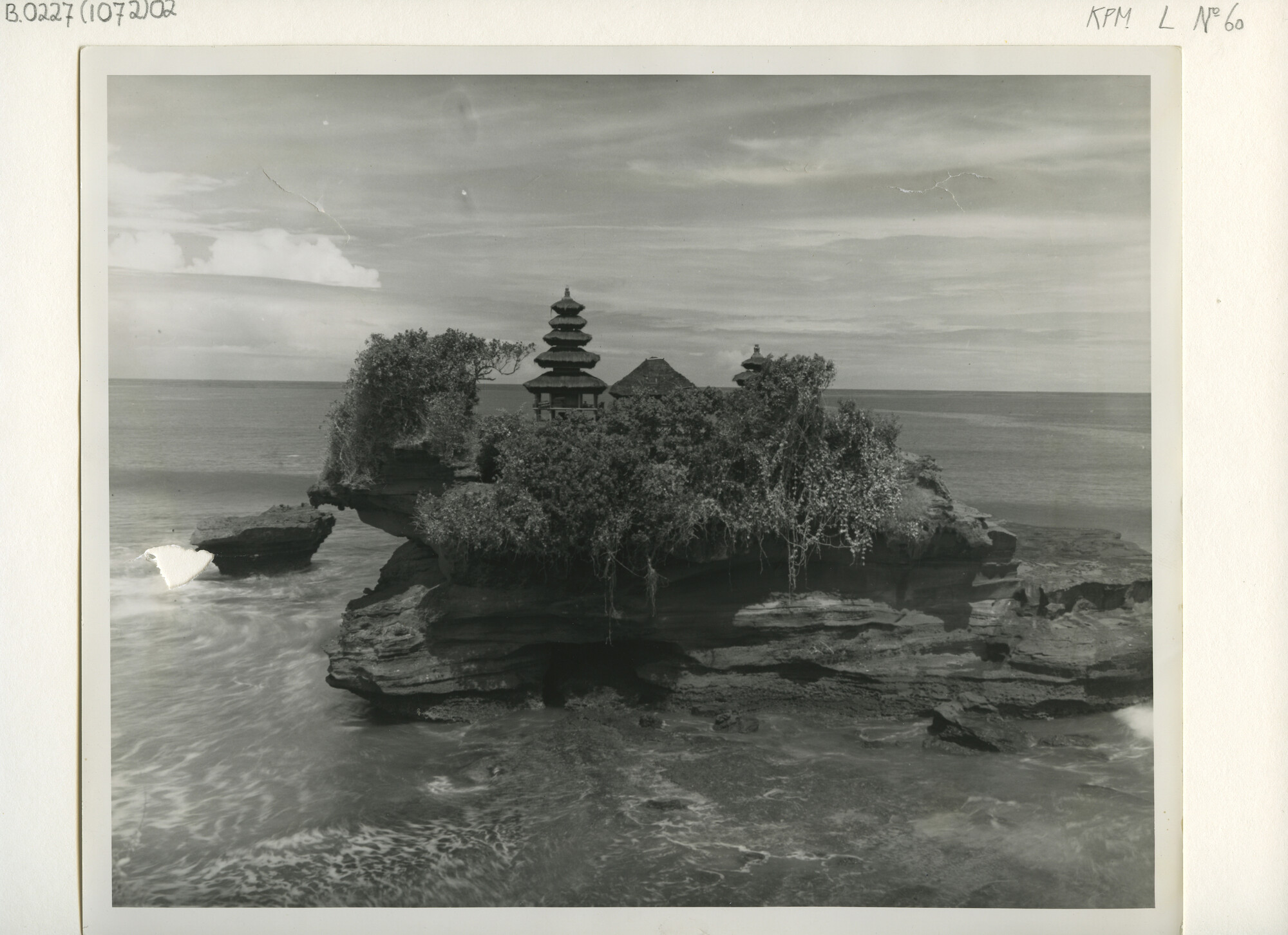 B.0227(1072)02; Foto van een tempeltje - Poera Segara - op de rotsen aan de kust bij Sanoer [...]; foto