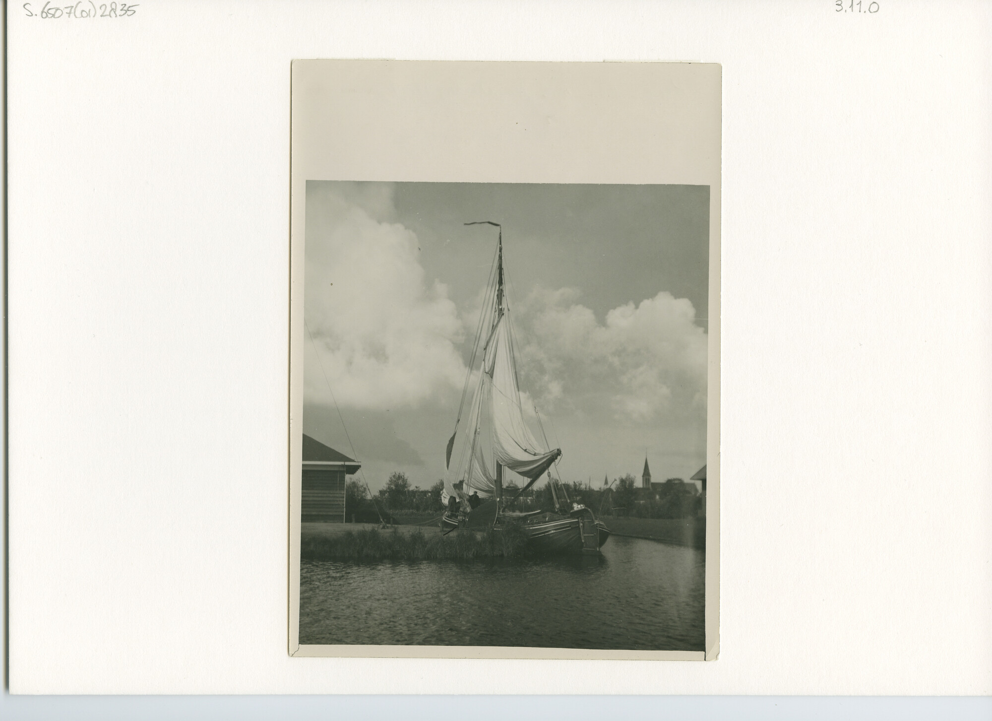 S.6507(01)2835; Achteraanzicht op de boeier Dorothy (bouwjaar 1910) met gekat en gegijt grootzeil nabij Heeg; foto