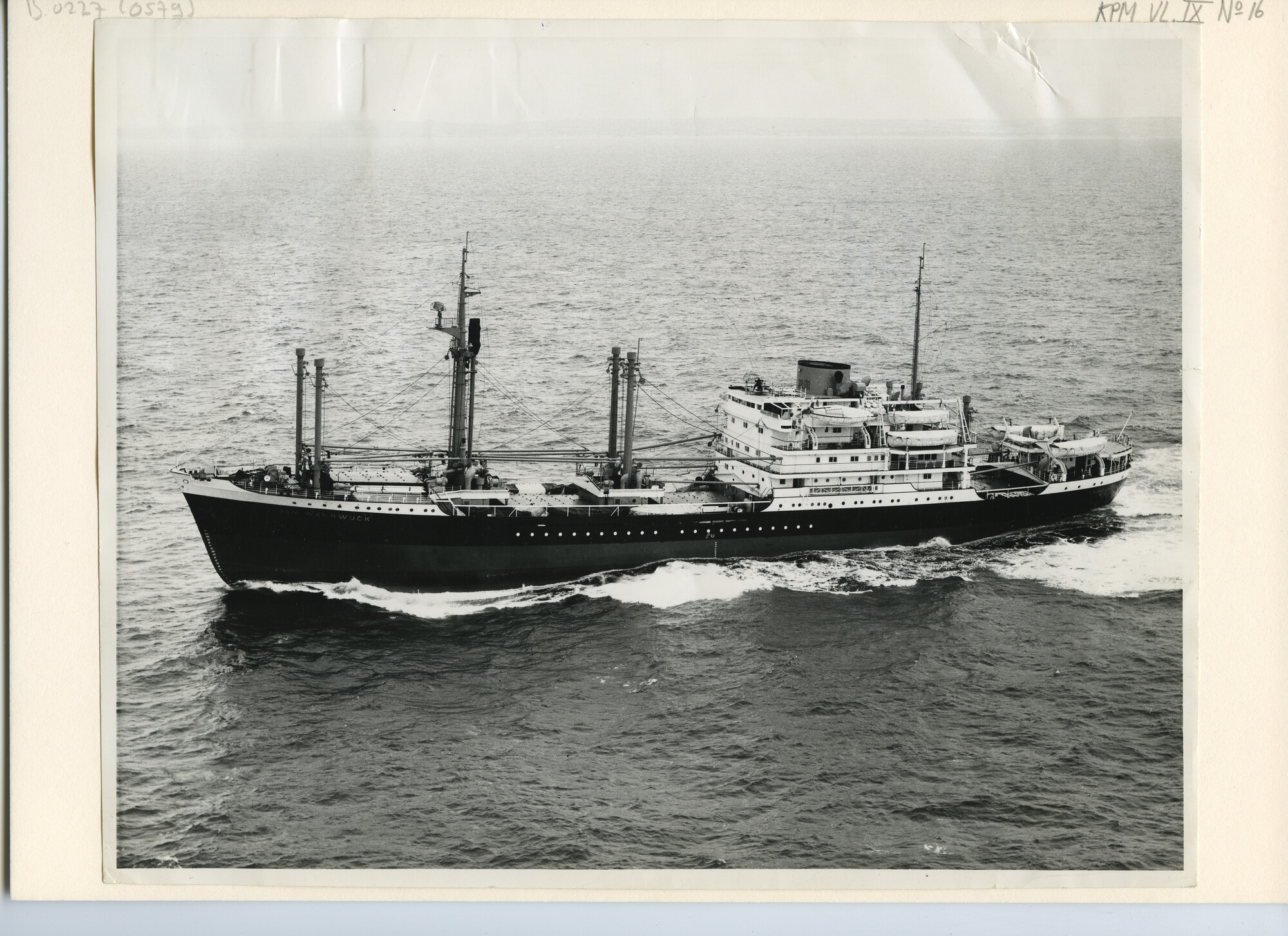 B.0227(0579); Foto van een luchtfoto van ms. Van Waerwijck van de KPM op zee; foto