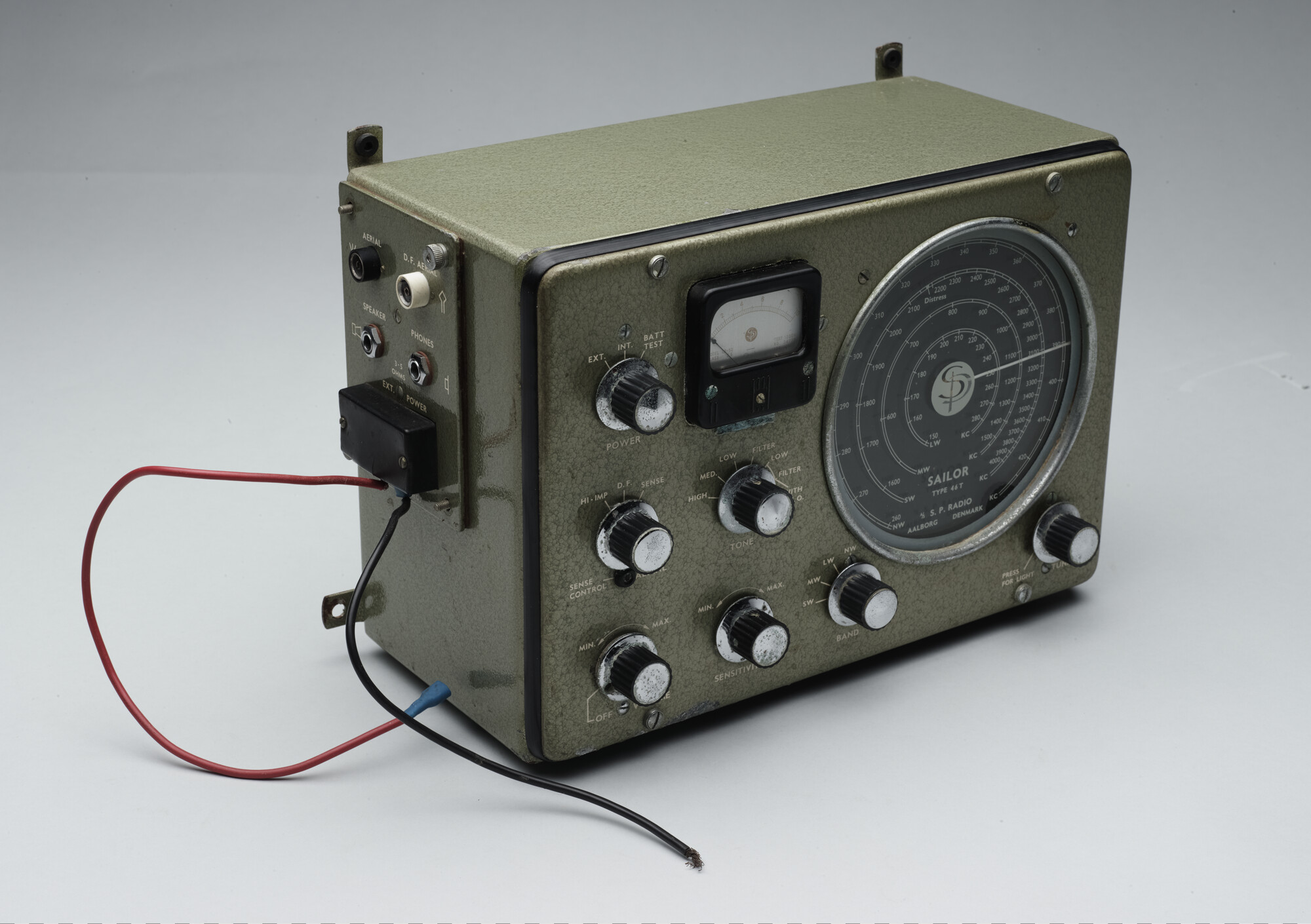 2019.1055-04; Sailor Type 46T radiorichtingzoeker. Onderdeel van de uitrusting gebruikt door Herman Jansen aan boord van de Sounion; radio