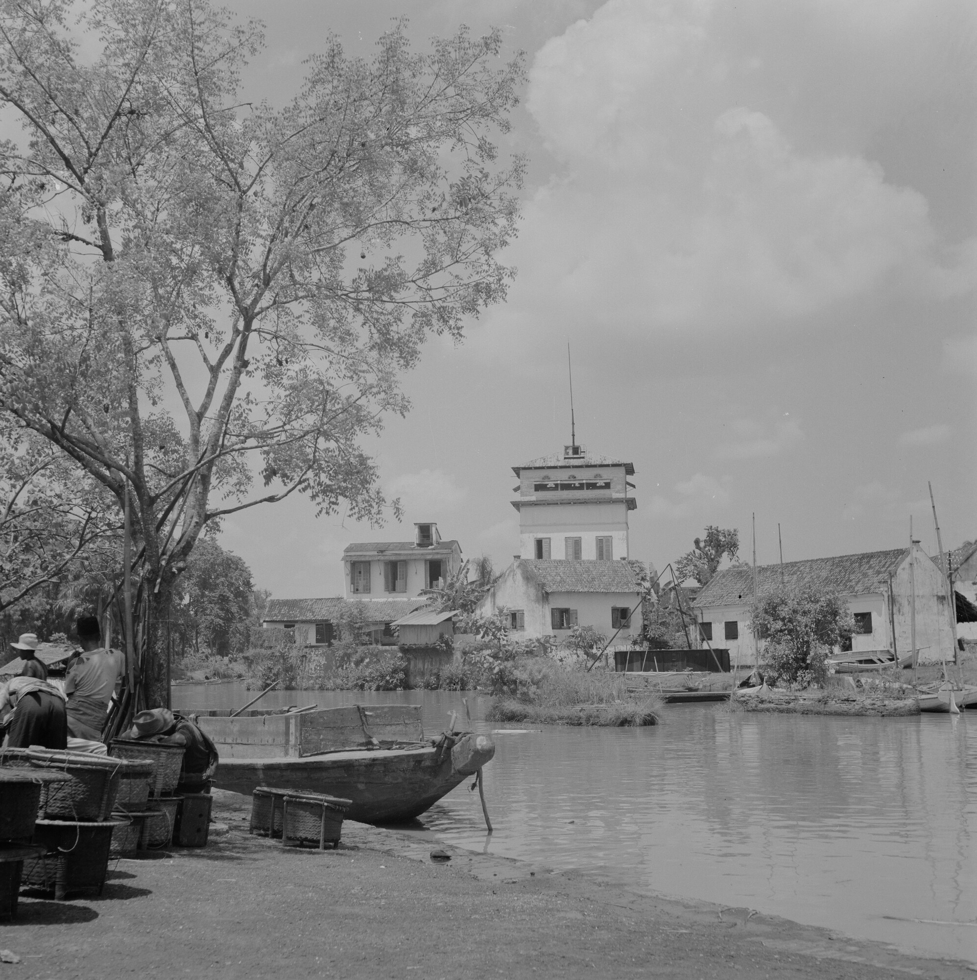 2015.3102; Negatief van de toren De Uitkijk met op de voorgrond de rivier Ciliwung in Djakarta; negatief