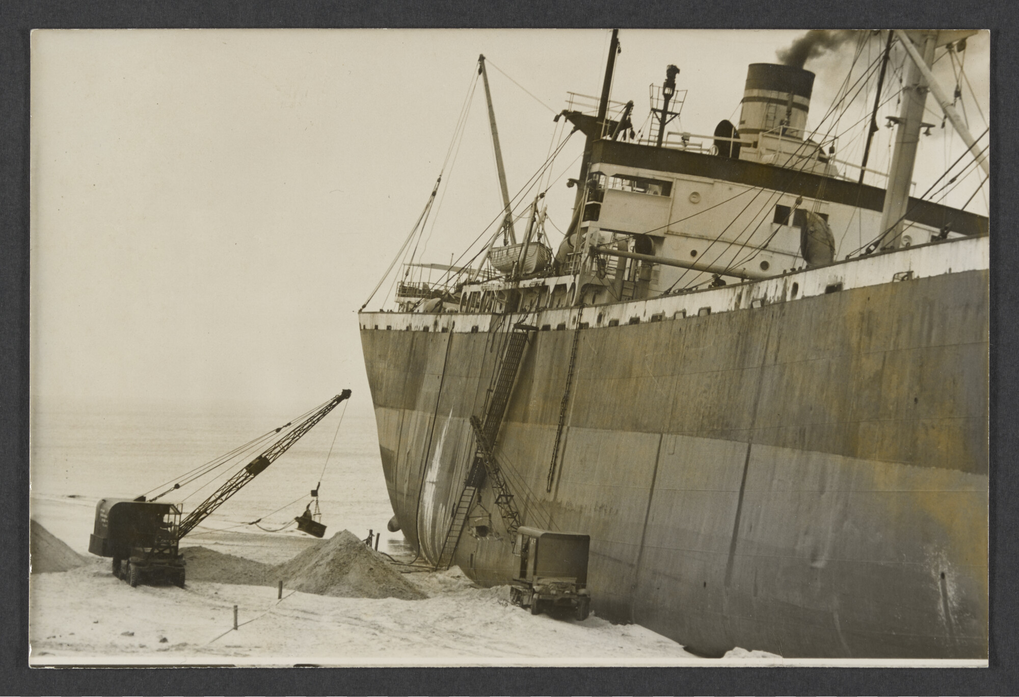 2025.0277; Zwart-wit foto van het gestrande vrachtschip Lieve Vrouwekerk van de VNS, 20 januari 1960; zwart-wit foto