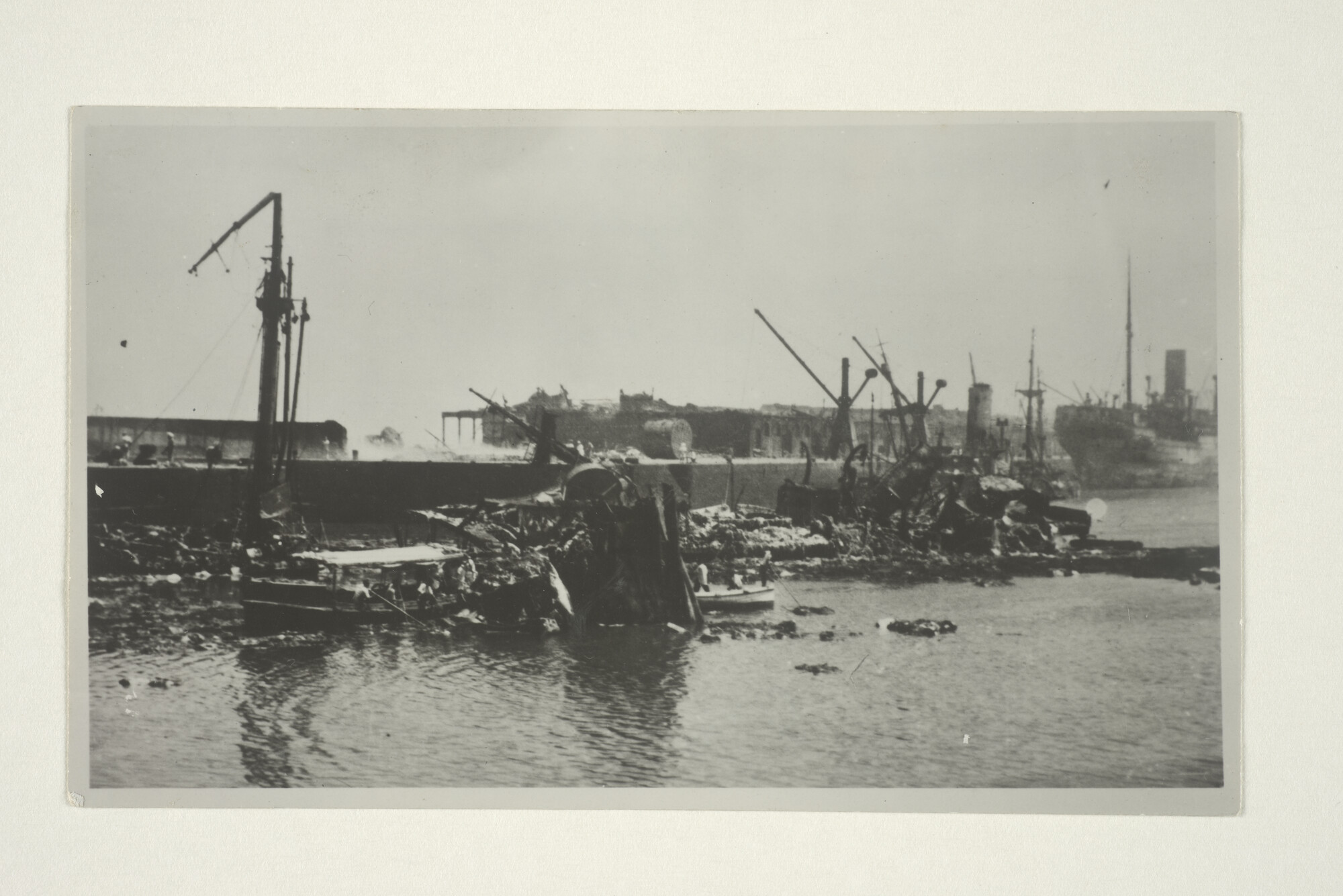 2000.3413; Het totaal uitgebrande en gezonken wrak van vrachtschip ms. Tinimbo van de [...]; fotoreportage