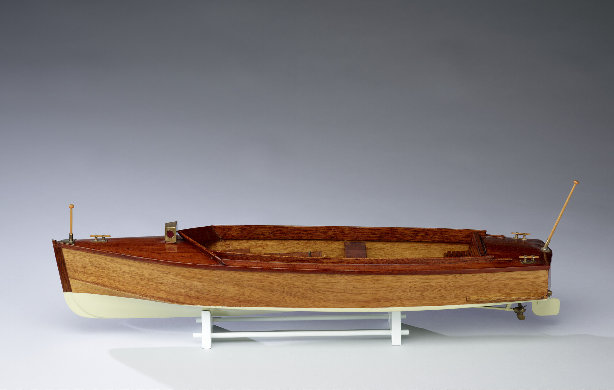 A.5425; Model van een snelle open motorboot; scheepsmodel