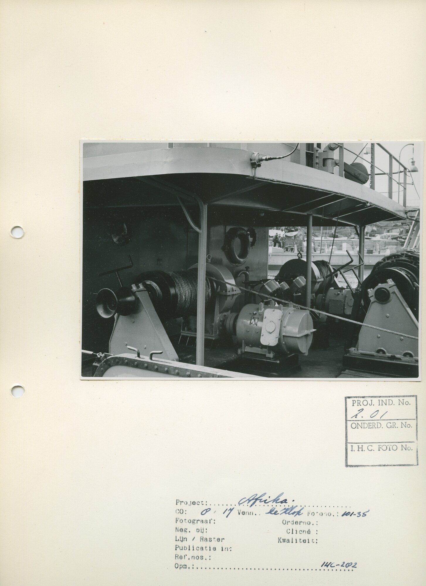 S.6268(53)12; Blad met foto van de emmerbaggermolen Afrika; foto