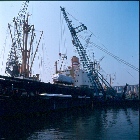 S.9100(8822); Dia van het Indonesische vrachtschip ms. 'Pratita' uit Jakarta; diapositief