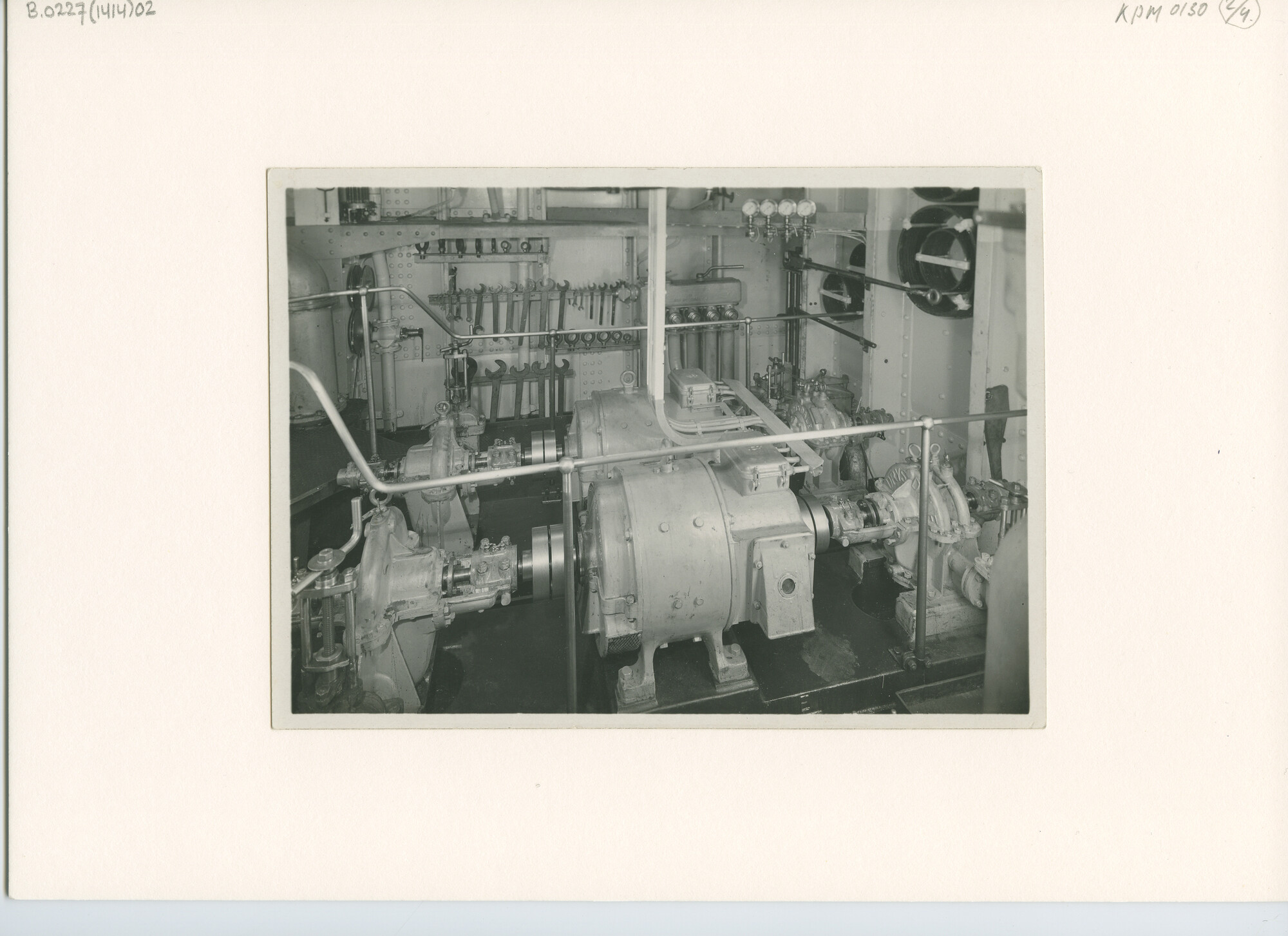B.0227(1414)02; Interieurfoto van de machinekamer van ms. Van Heutsz ; foto