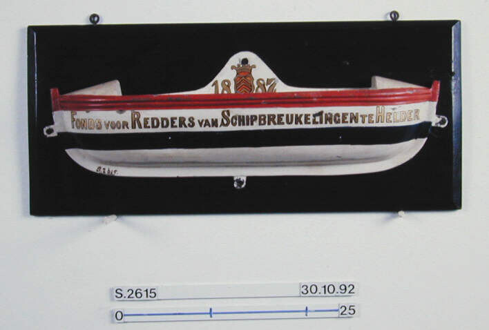 S.2615; Collectebus in de vorm van een strandreddingboot; collectebus