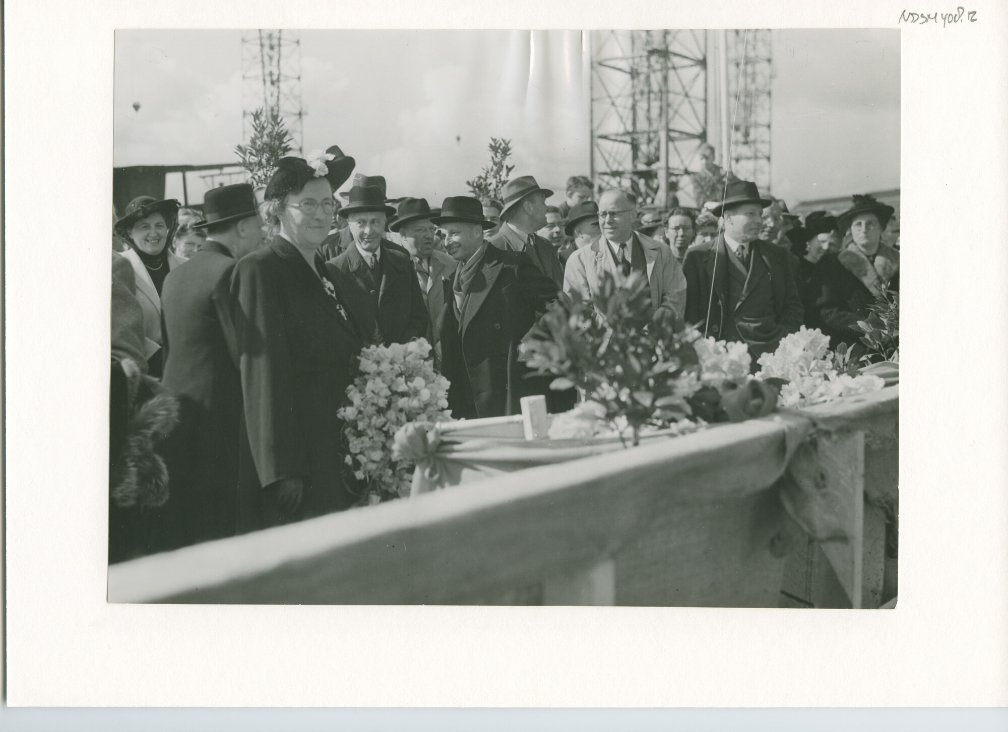 S.5444(1769)2; Foto van de tewaterlating van het vrachtschip ms. Hoogkerk; foto