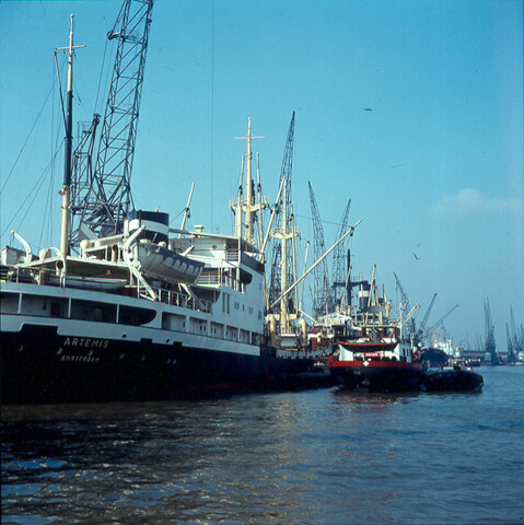 S.9100(1341); Het vrachtschip ms. 'Artemis' van de Koninklijke Nederlandse Stoomboot Maatschappij afgemeerd aan de Surinamekade te Amsterdam; diapositief