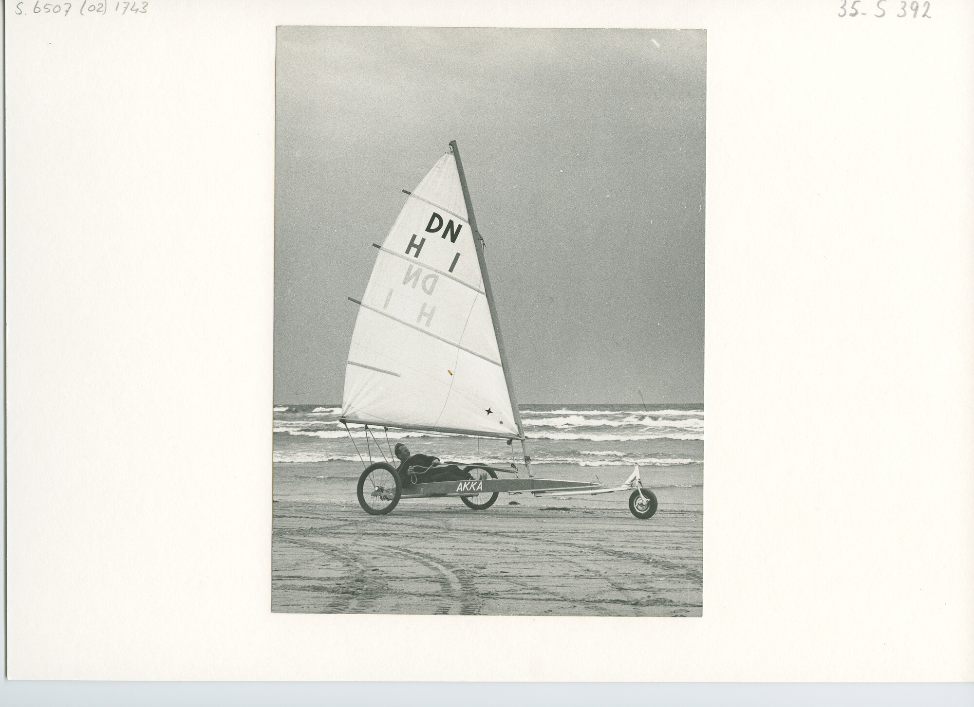 S.6507(02)1743.06; Zwart-wit foto van een wedstrijd voor zeilwagens op het strand in 1965; foto