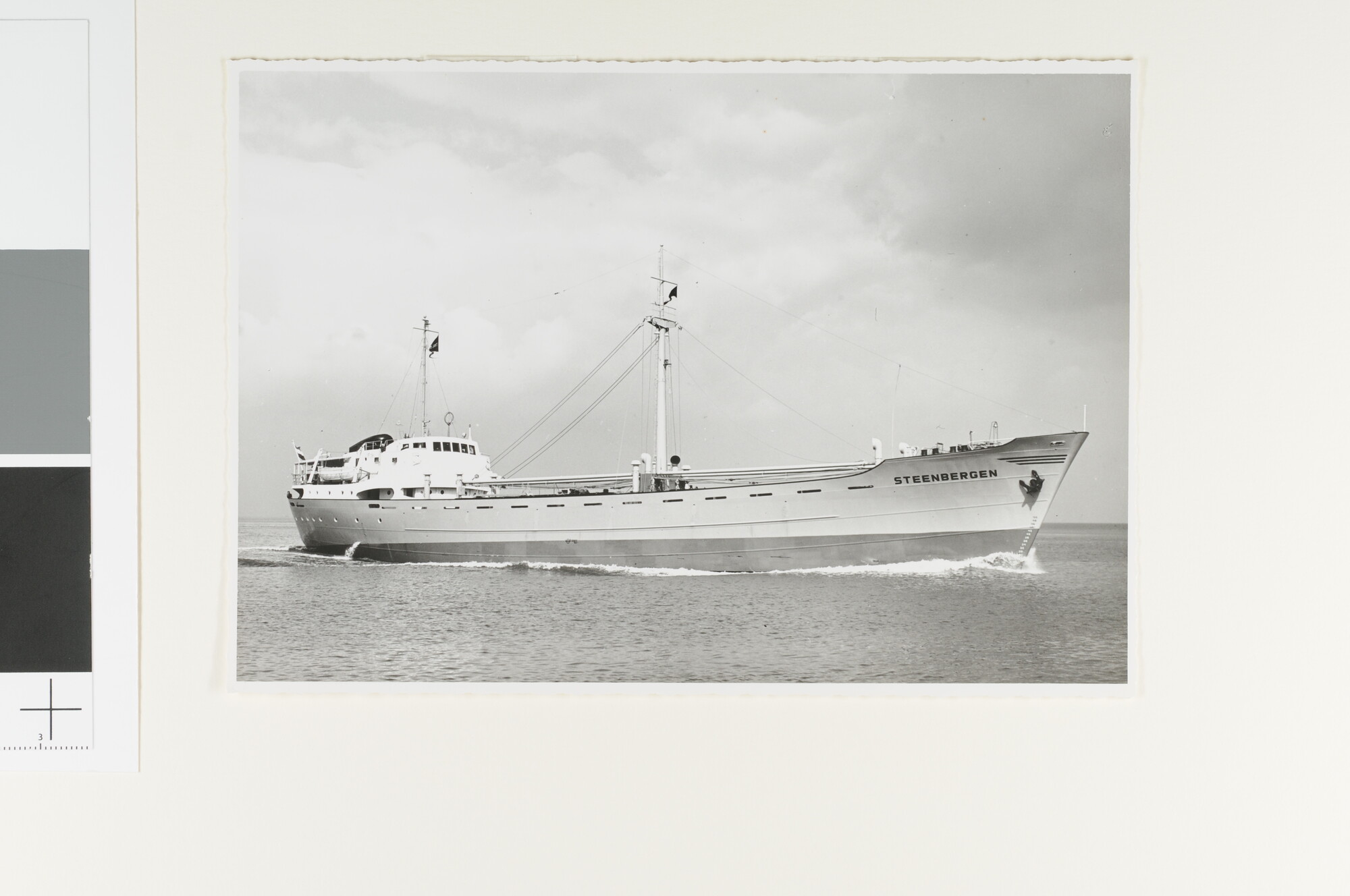 A.4509(217); De coaster ms. 'Steenbergen' van de Zuid Hollandsche Scheepvaart Maatschappij; foto