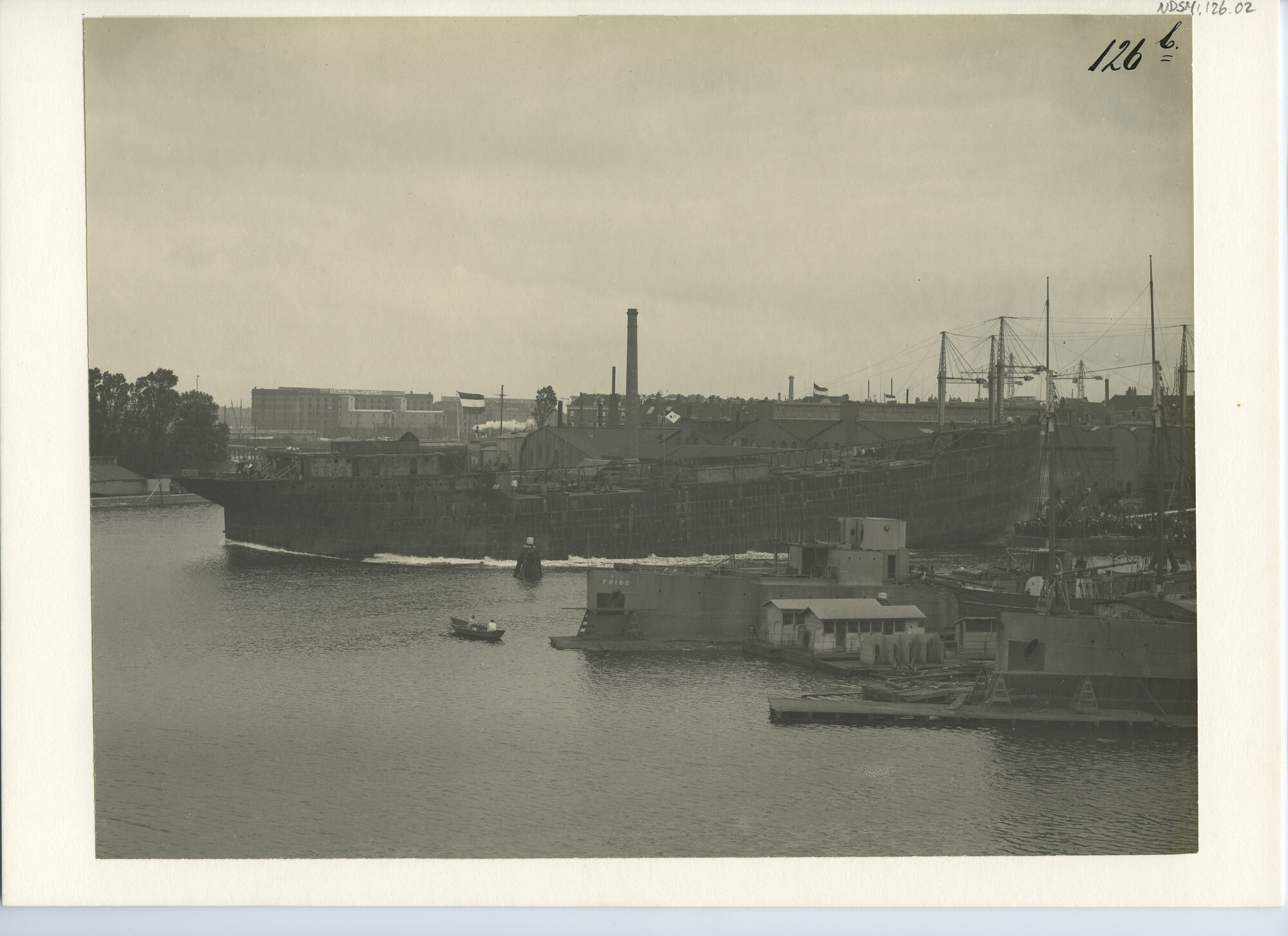 S.5444(0368); Foto van de tewaterlating van de tanker ms. Artemis; foto