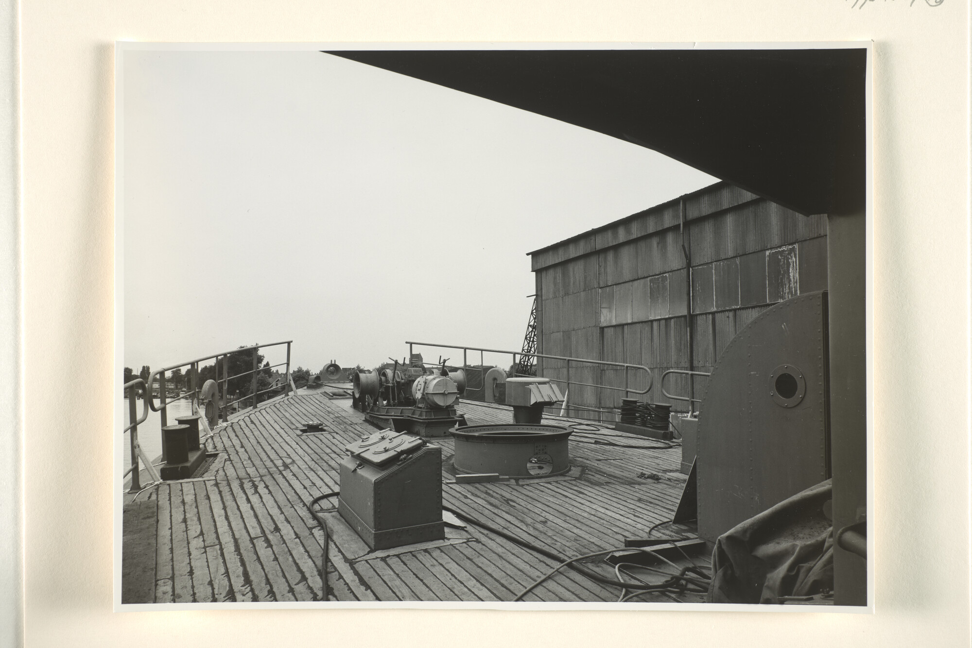 1995.1067; Fotos van de mijnenveger Hr.Ms. Sneek (M 824) tijdens de afbouwperiode bij [...]; fotoreportage