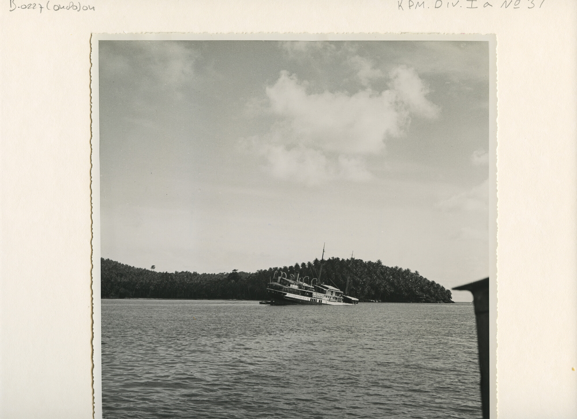 B.0227(0480)04; Foto van het gestrande en gedeeltelijk gezonken ms. Togian bij Pontianak, december 1935; foto