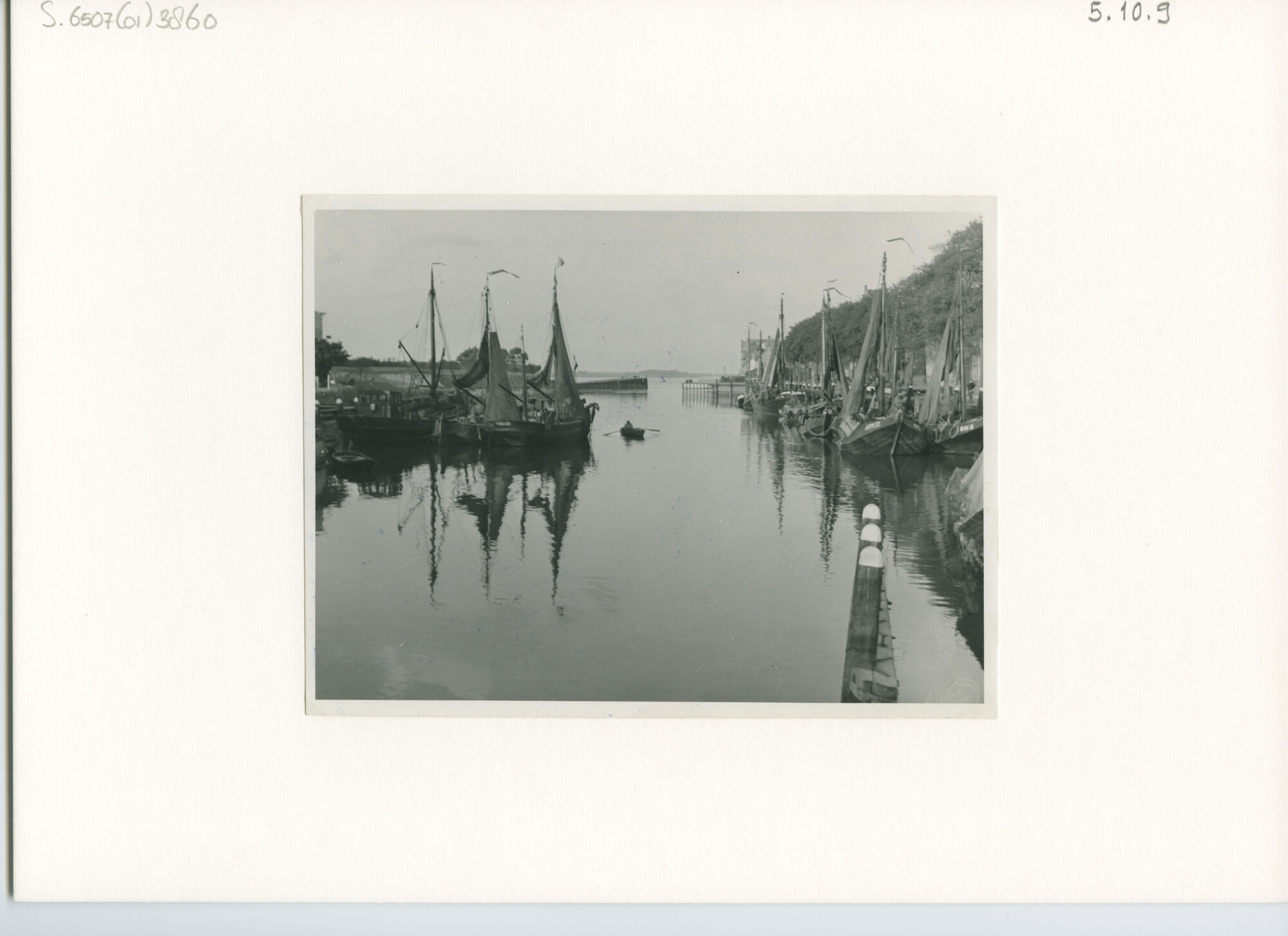 S.6507(01)3860; De haven van Veere met Zeeuwse vissersschepen afgemeerd langs de kade met drogende netten; foto