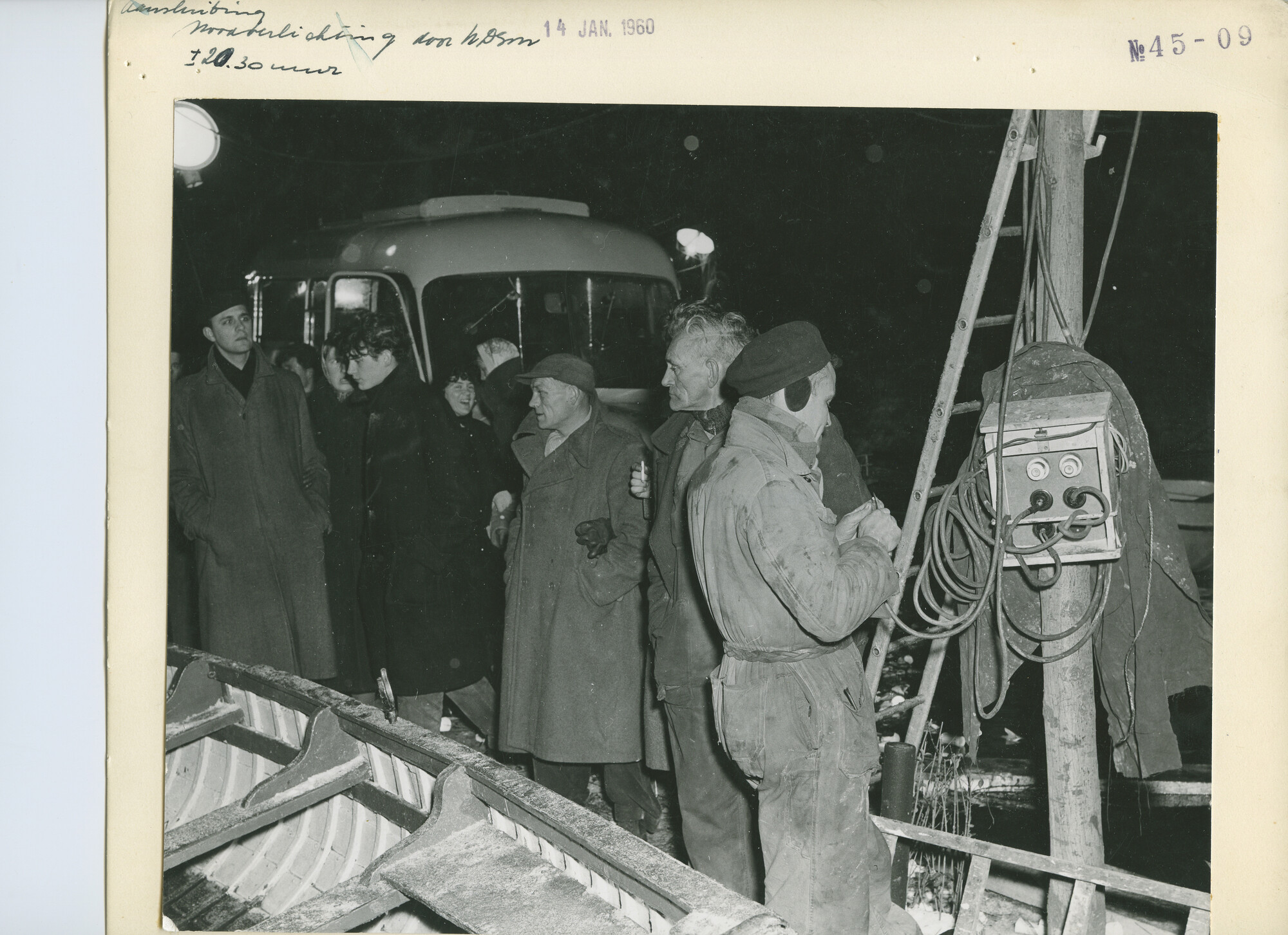 S.5444(03576)01; Foto van de hulpverlening door andere de NDSM; foto