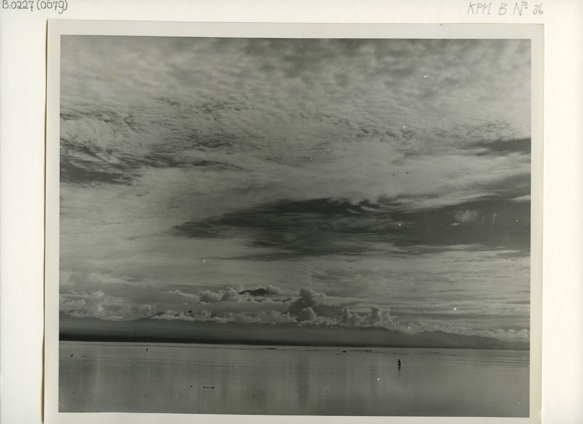 B.0227(0679); Gezicht op de kust: Uitzicht op de vulkanen op Bali vanaf Benoa (Zuid-oost Bali); foto