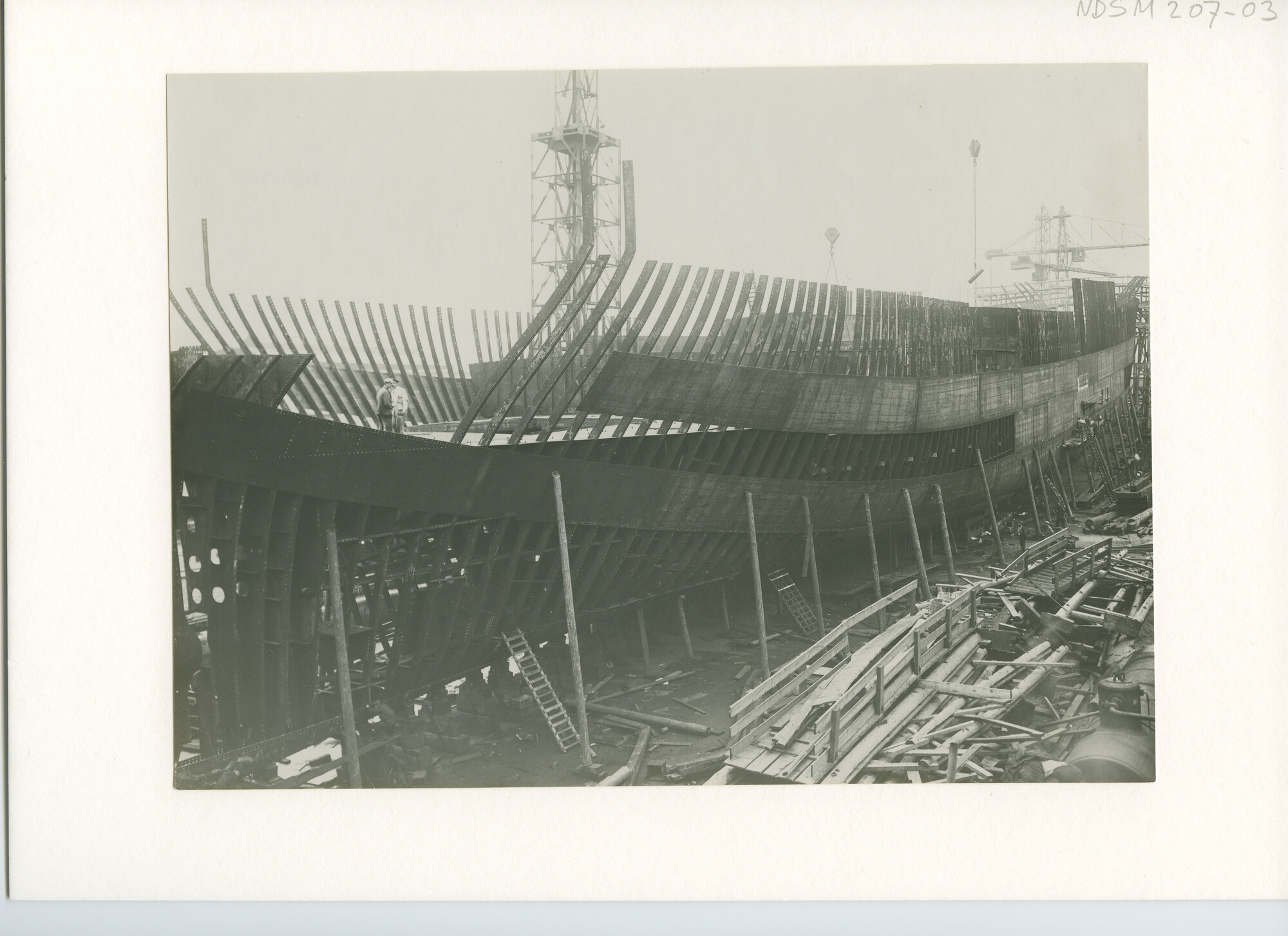 S.5444(0865); Foto van ms. Tajandoen in aanbouw bij de NSM; foto
