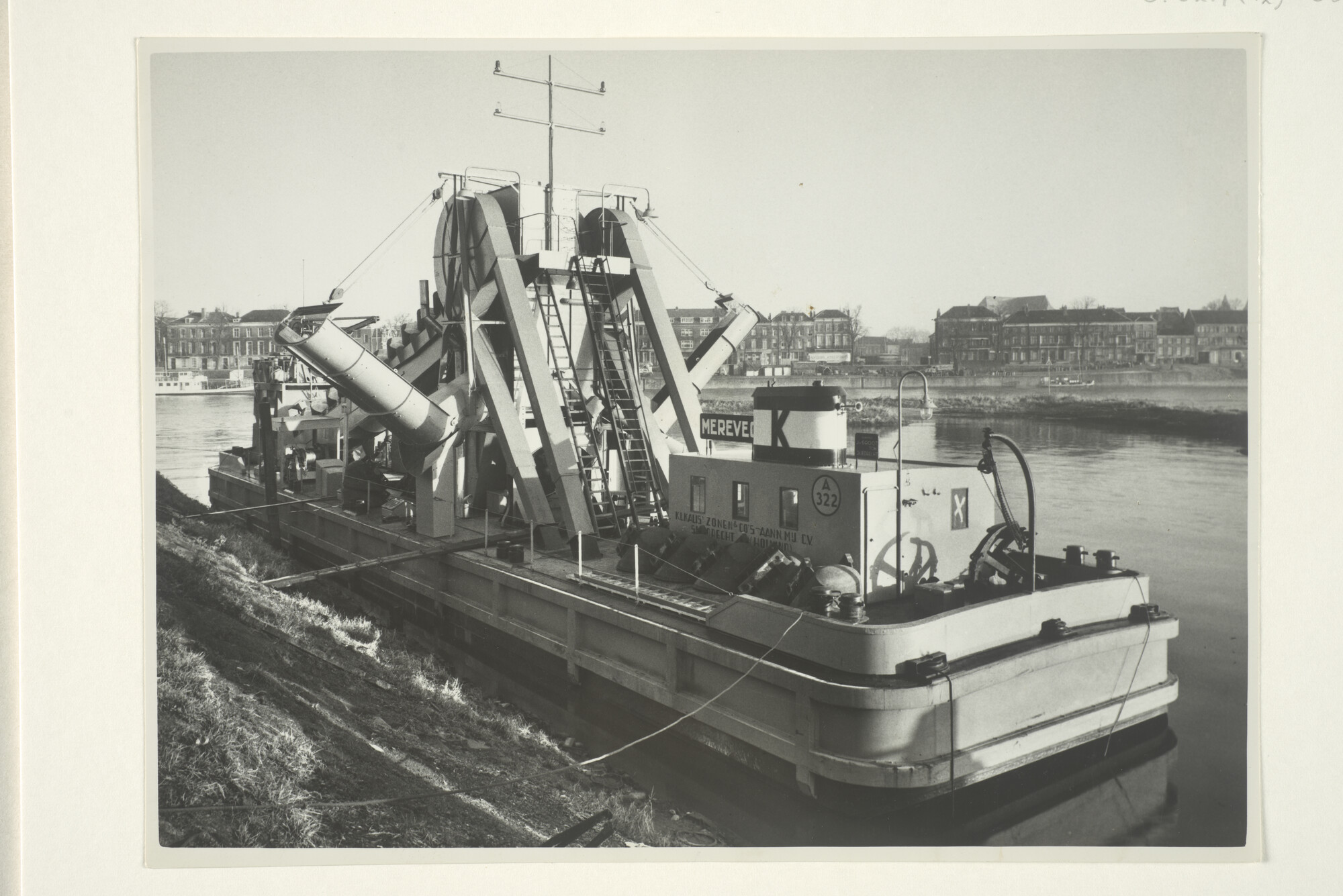 S.5219(12)0059; In- en exterieurfoto's van de emmerbaggermolen 'Moreveo' voor K.L. Kalis & Zn; fotoreportage
