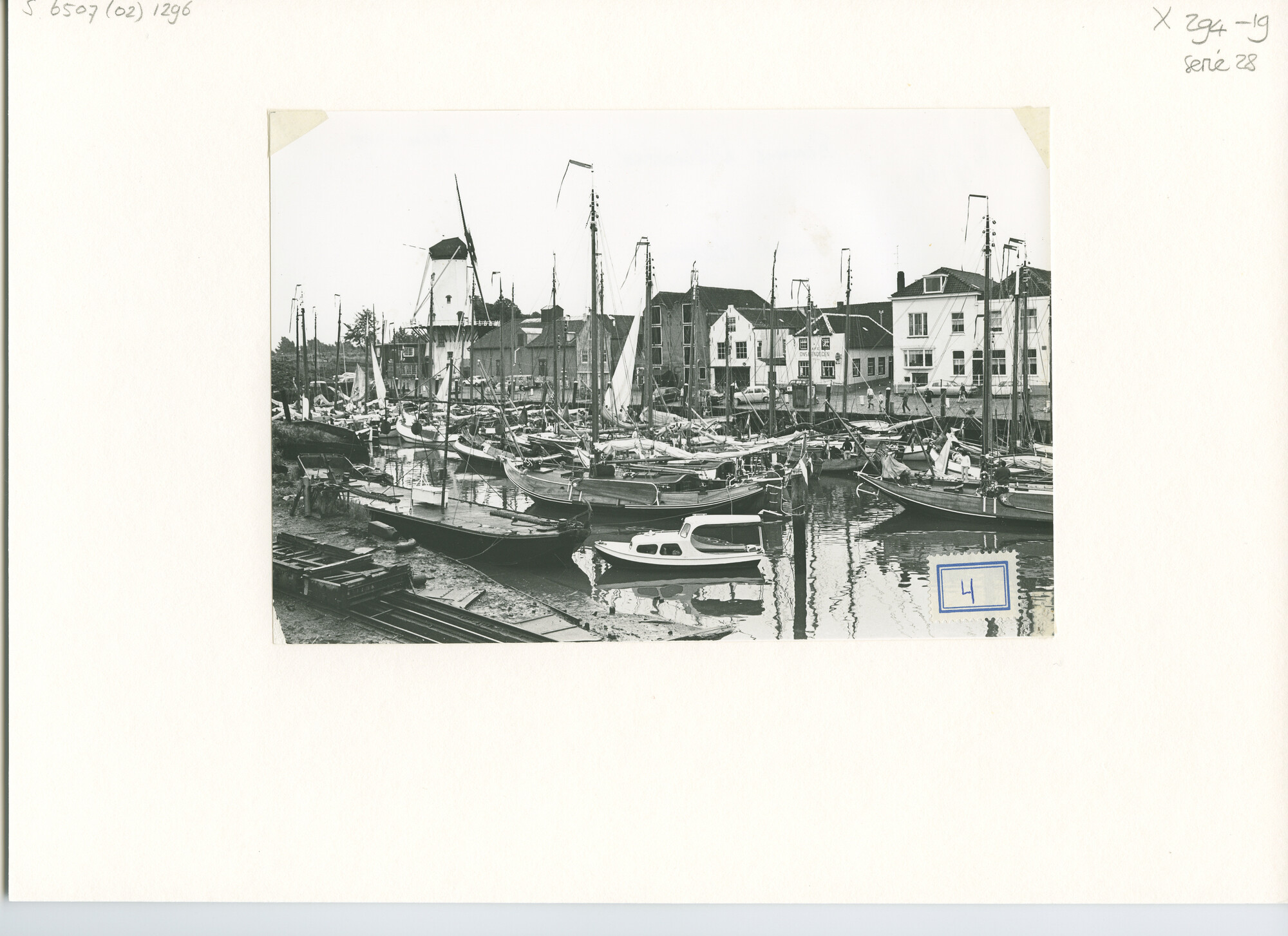S.6507(02)1296.03; Zwart-wit foto van de reünie van ronde en platbodemjachten te Willemstad; foto