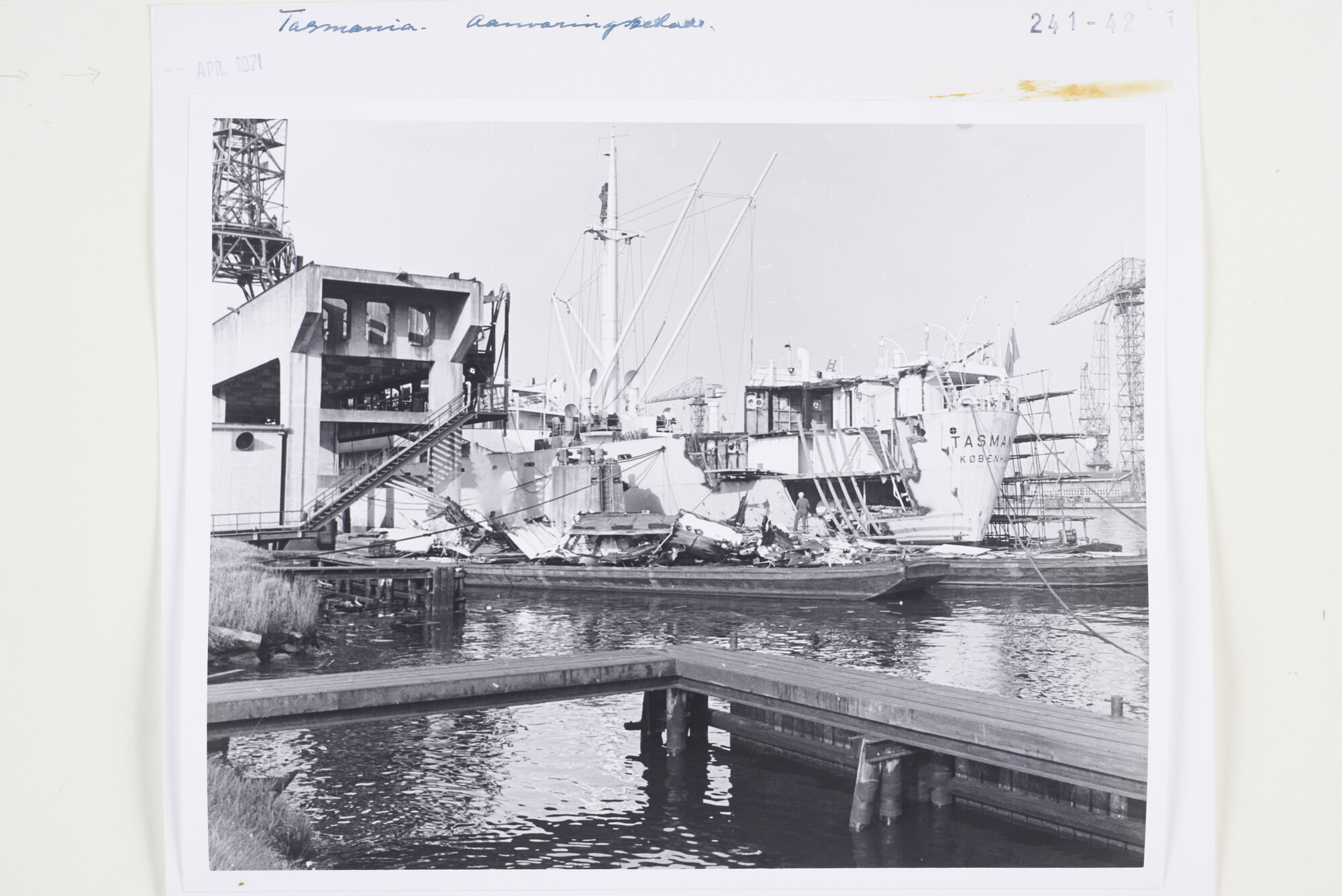 S.5444(5237)01; Foto van de reparatie van de aanvaringsschade aan het vrachtschip Tasmania; foto