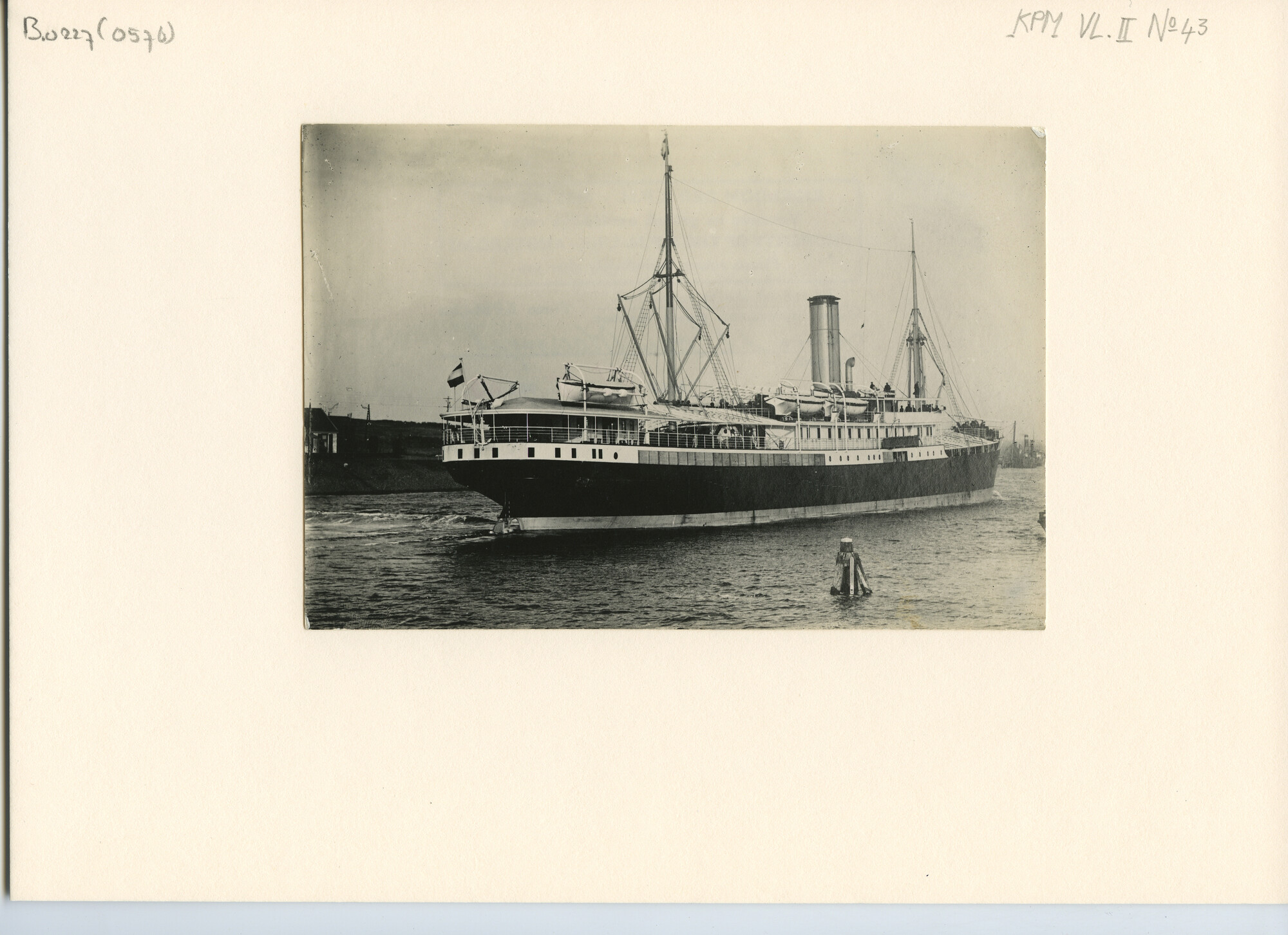 B.0227(0576); Foto van ss. Van Waerwijck vertrekkend naar Indië, (vermoedelijk) vanuit IJmuiden; foto