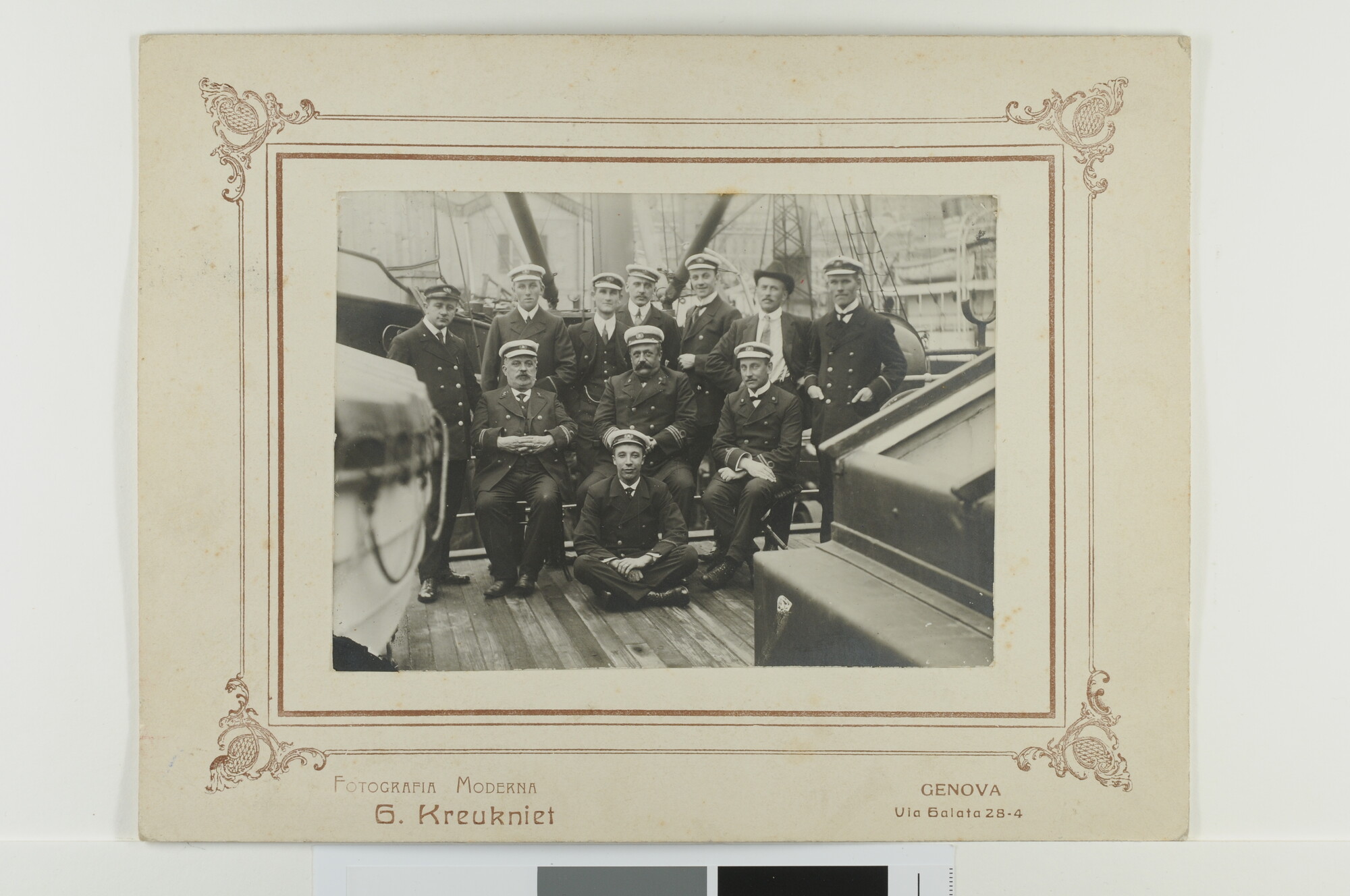 S.6254(10)b; Groepsfoto van de officieren aan boord van het vrachtschip ss. Djebres van de Rotterdamsche Lloyd, in de haven van Genua; foto