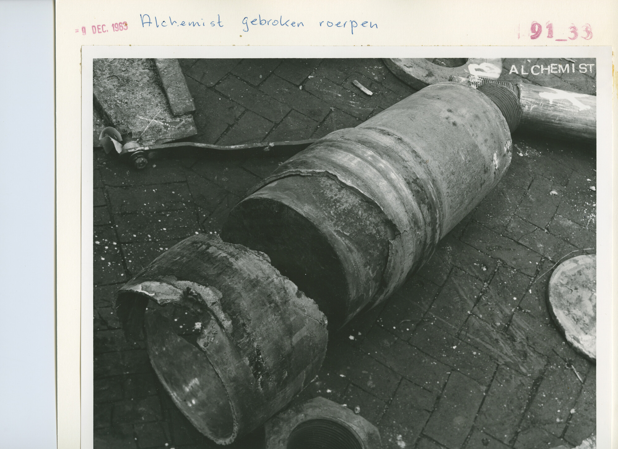 S.5444(04187)09; Gebroken roer van de 'Alchemist'; foto