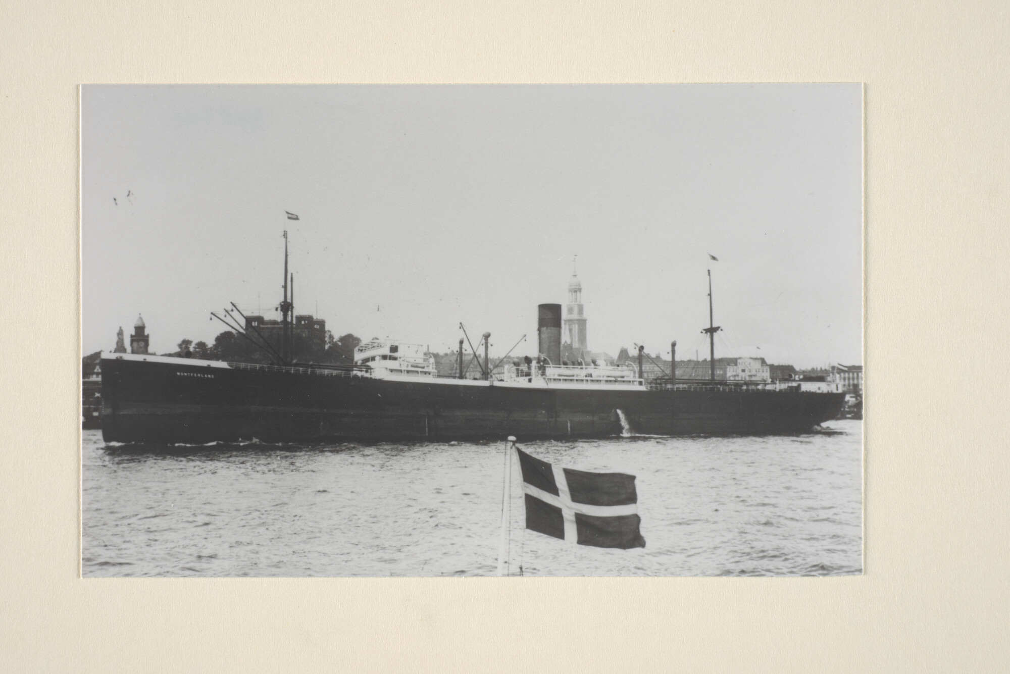 1995.5499; Het vrachtschip ms. 'Montferland' van de Koninklijke Hollandsche Lloyd gezien bij aankomst te Amsterdam; foto