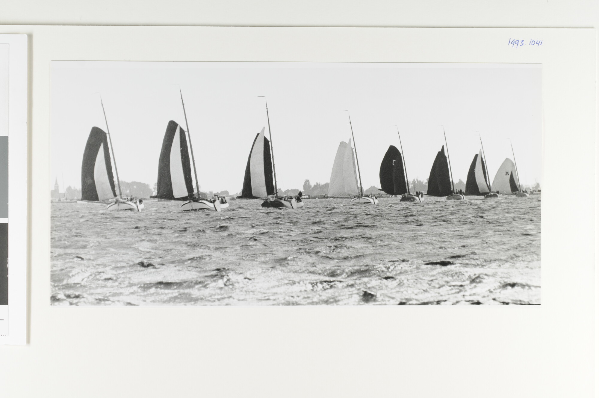 1993.1041; Skûtsjesilen in Friesland: acht skûtsjes voor de wind varende in linie; foto