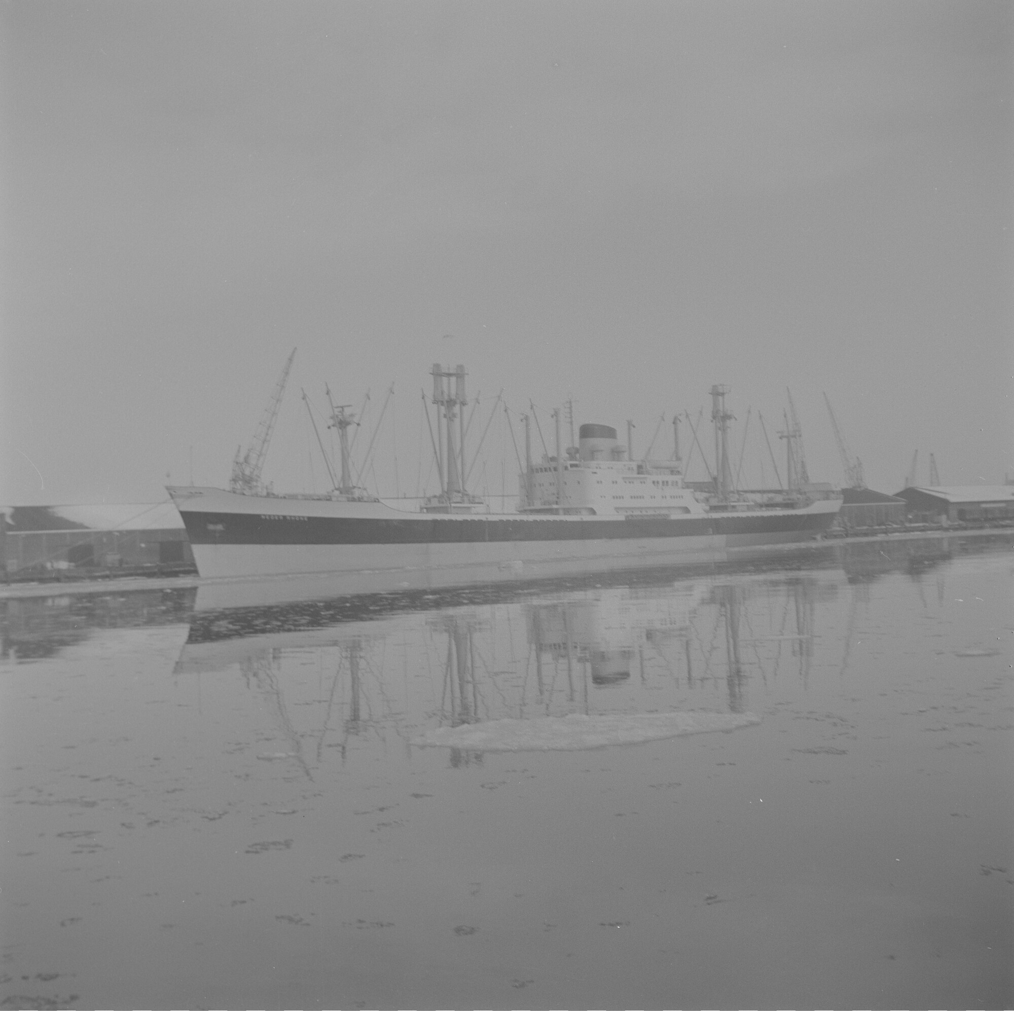 2015.1697; Negatief van ms. Neder Rhone aan de Javakade; negatief