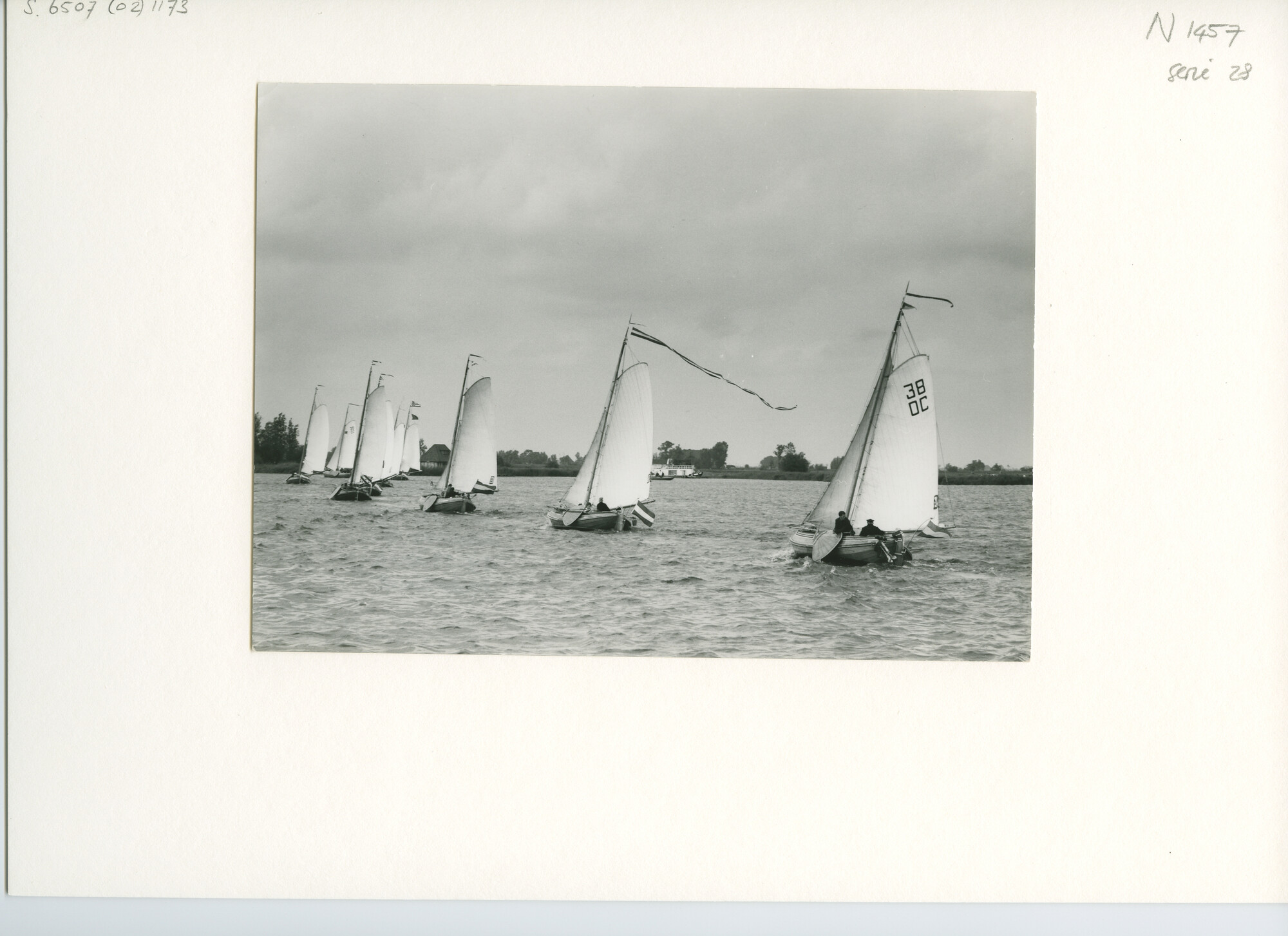 S.6507(02)1173; Zwart-wit foto van een reunie van ronde en platbodemjachten te Grouw; foto