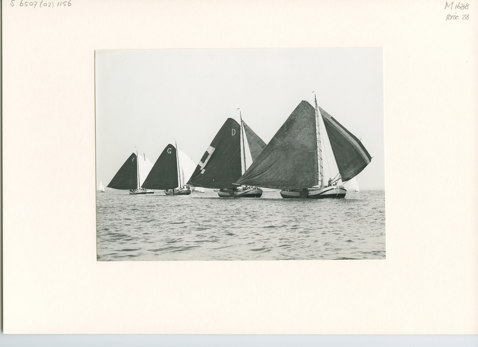 S.6507(02)1156.02; Zwart-wit foto van het skûtsjesilen op de Fluessen bij weinig wind.; foto