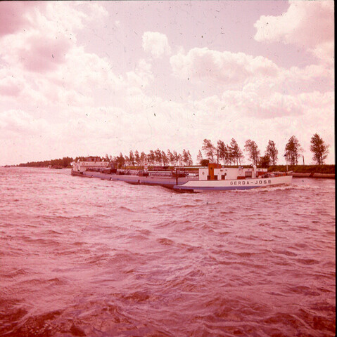 S.9100(2245); Dia van het Amsterdam-Rijnkanaal. Tanker op kanaal, bij Nigtevecht; diapositief