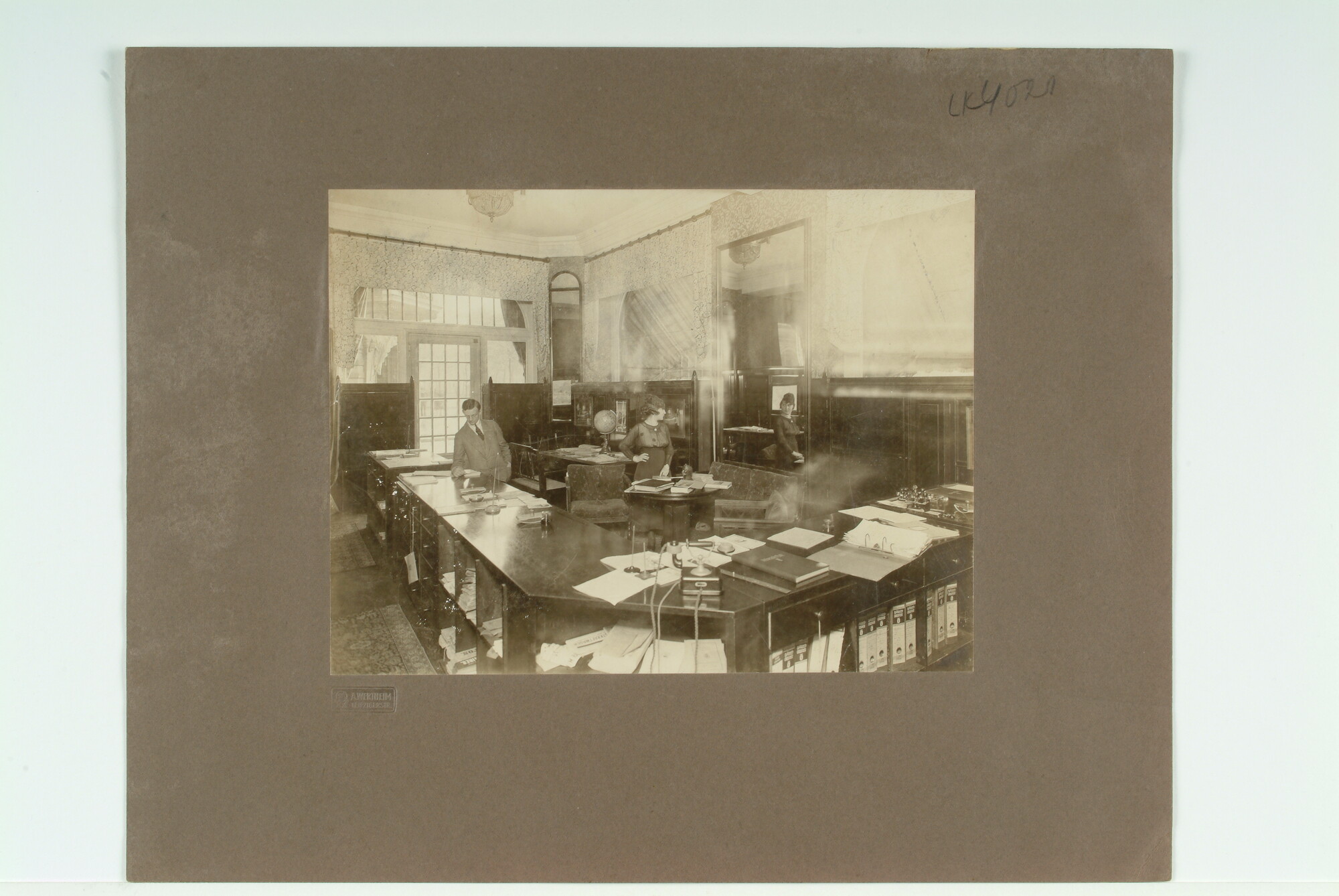 S.6483(4021); Interieur van het passagebureau van de Koninklijke Hollandsche Lloyd en de SMN te Leizig, omstreeks 1919; foto